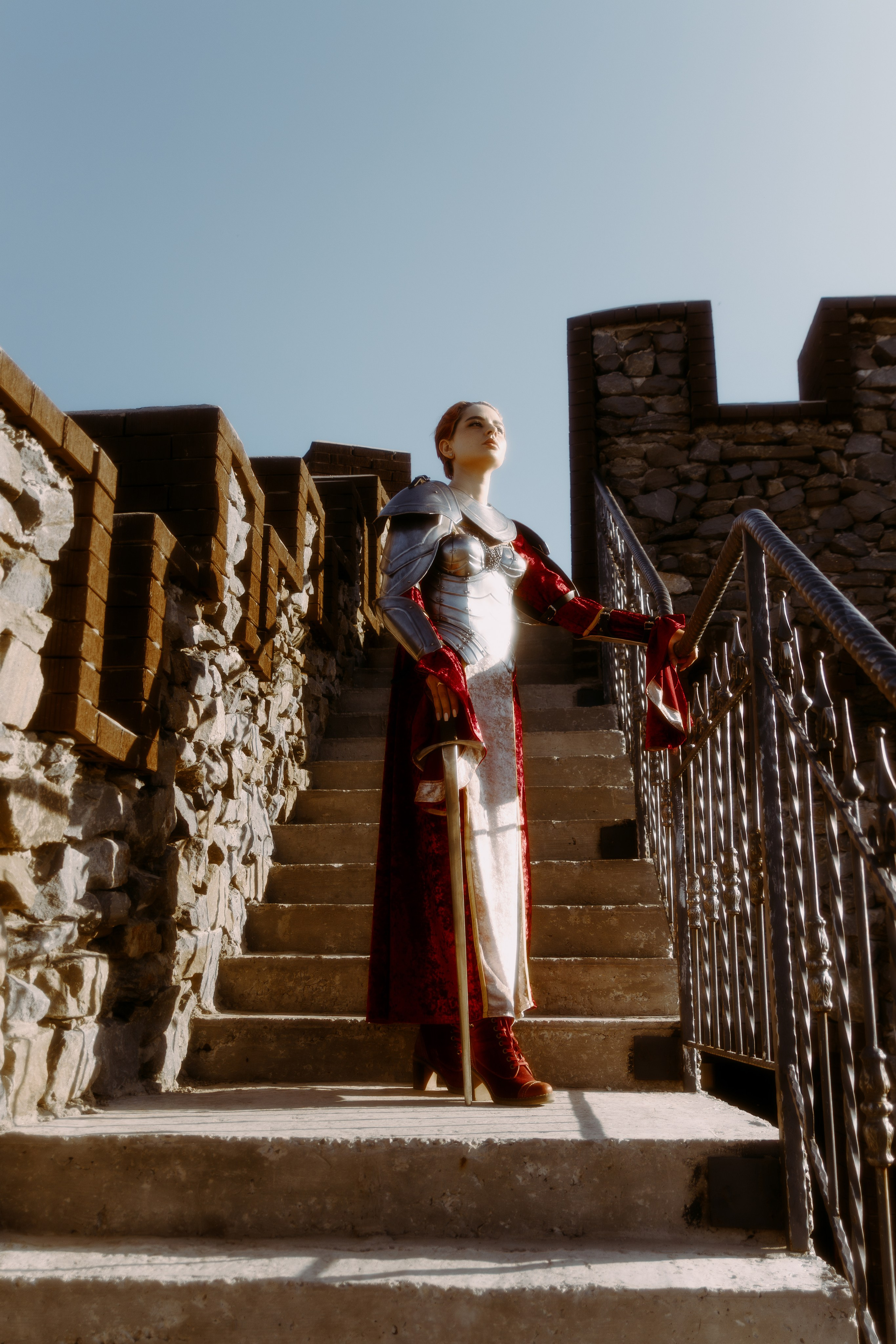 Девушка в рыцарских доспехах спускается по лестнице своего замка