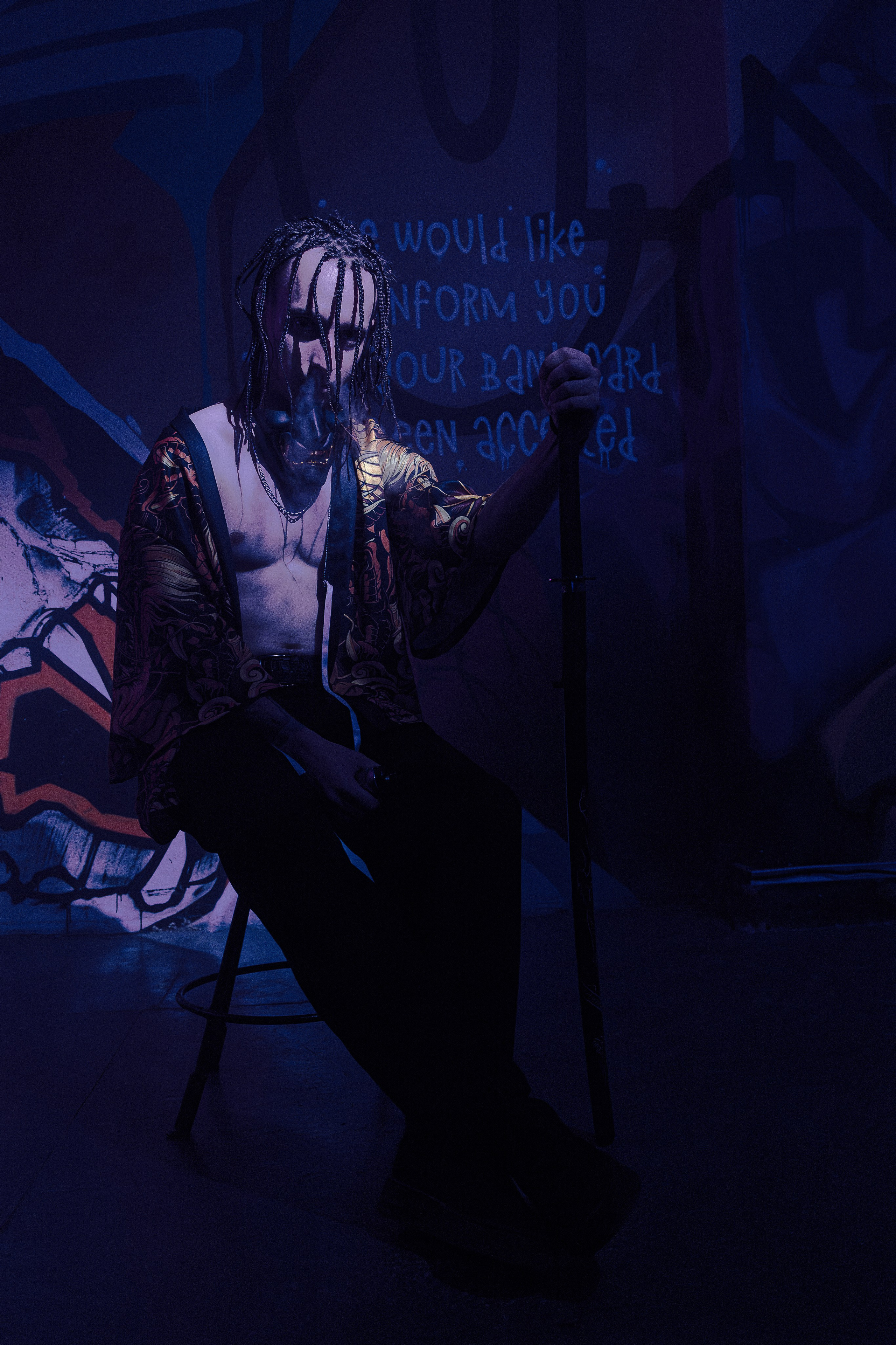 Мужская фотосъёмка в Ростове на Дону. Креативная съёмка с Александром в неоновой студии. Мужской портрет в японском стиле