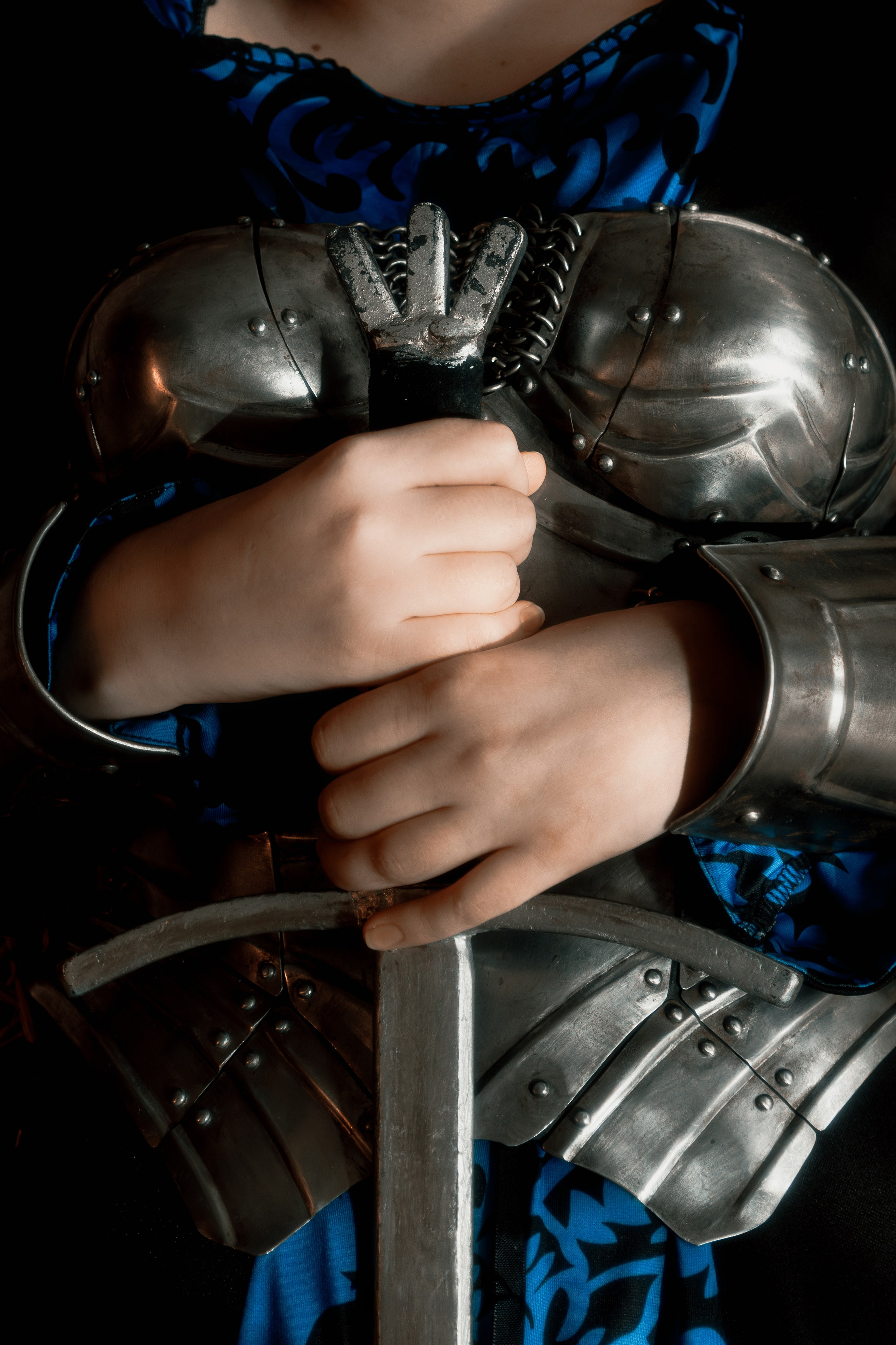 Грандиозный кадр воительницы в стилизованных доспехах, созданный в студии. Мощная энергетика снимка завораживает.