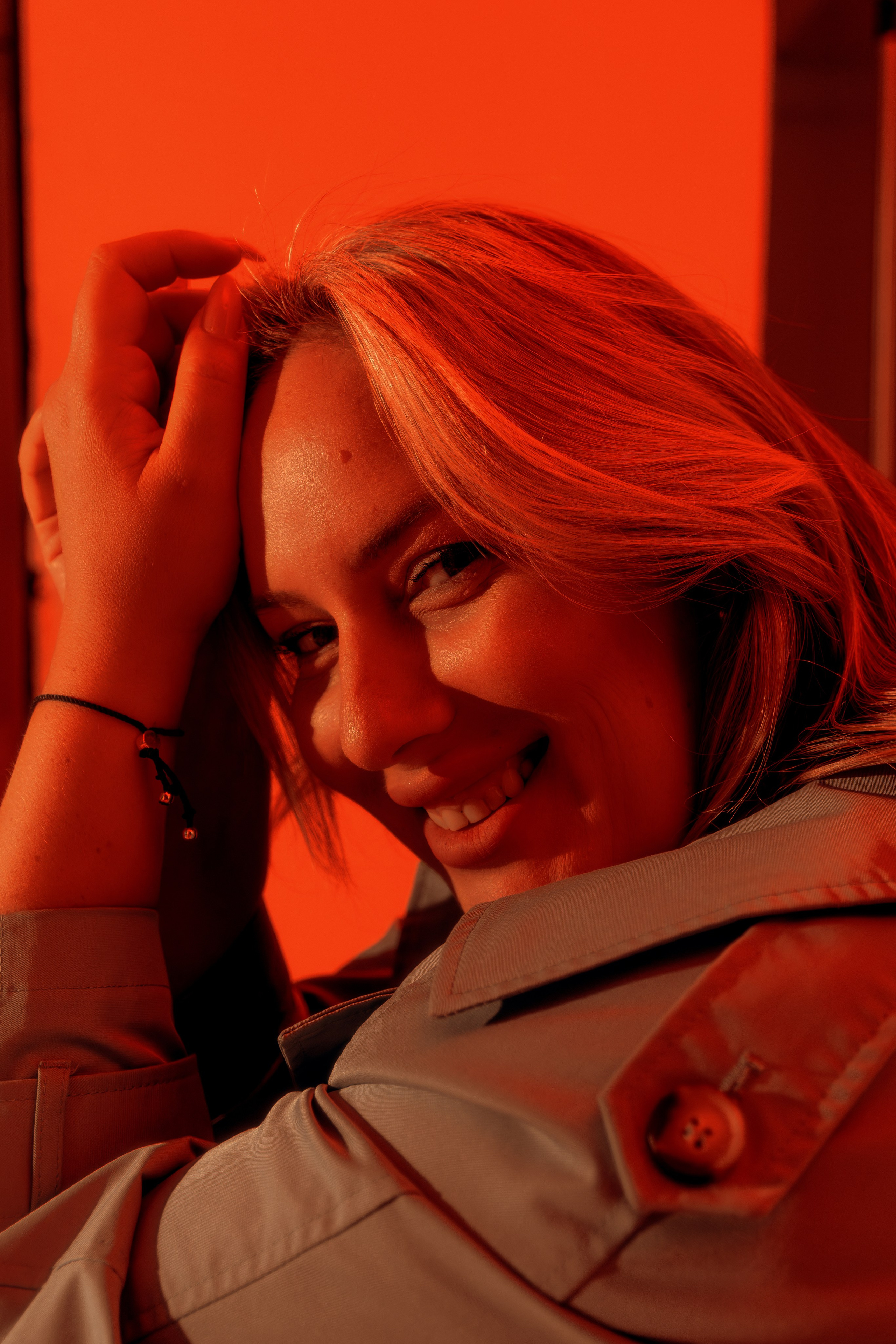 Женский портрет с красным светом на студии