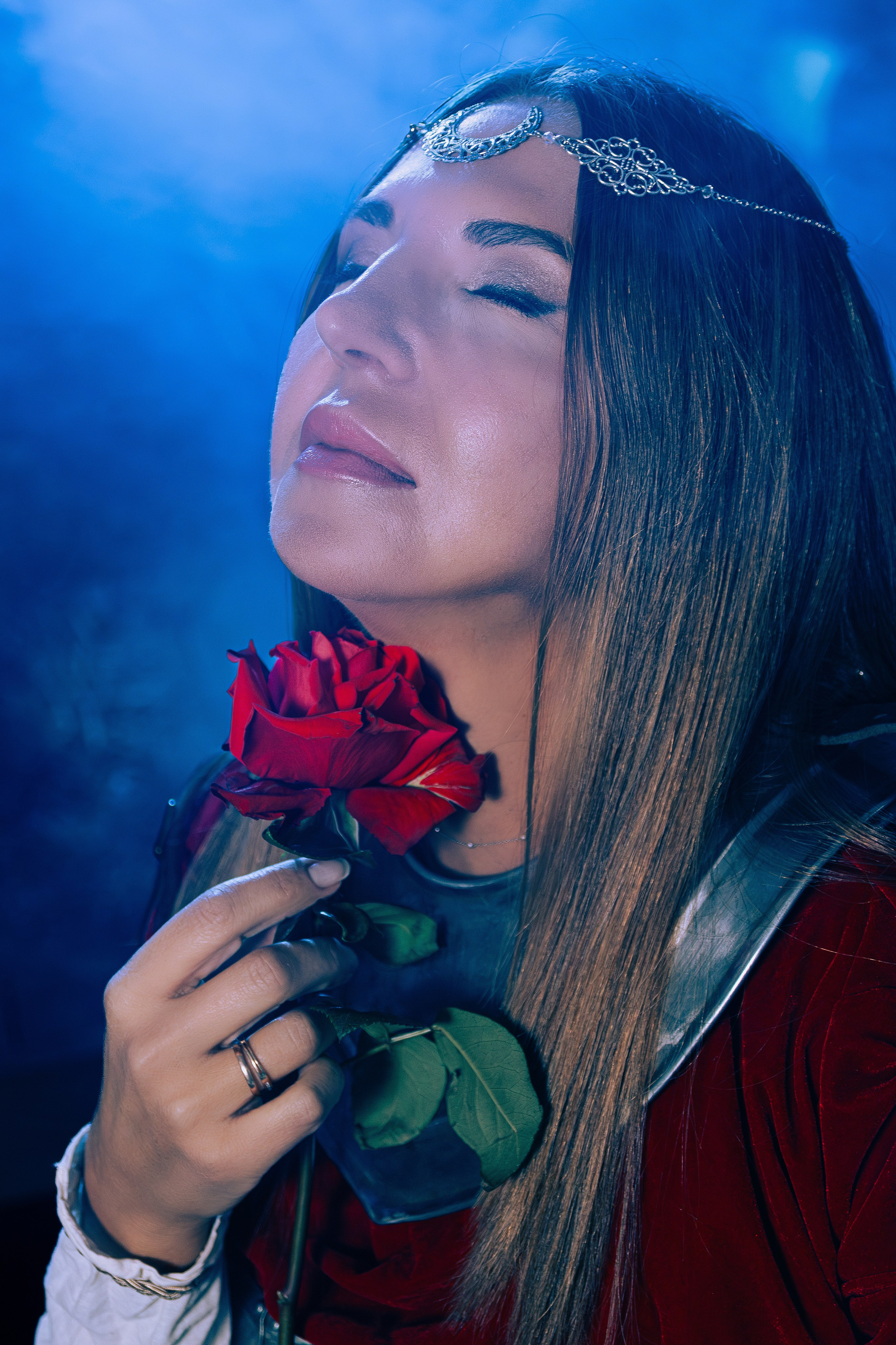 Женская фотосессия в Ростове-на-дону в образе воительницы с доспехами и мечом в поле.