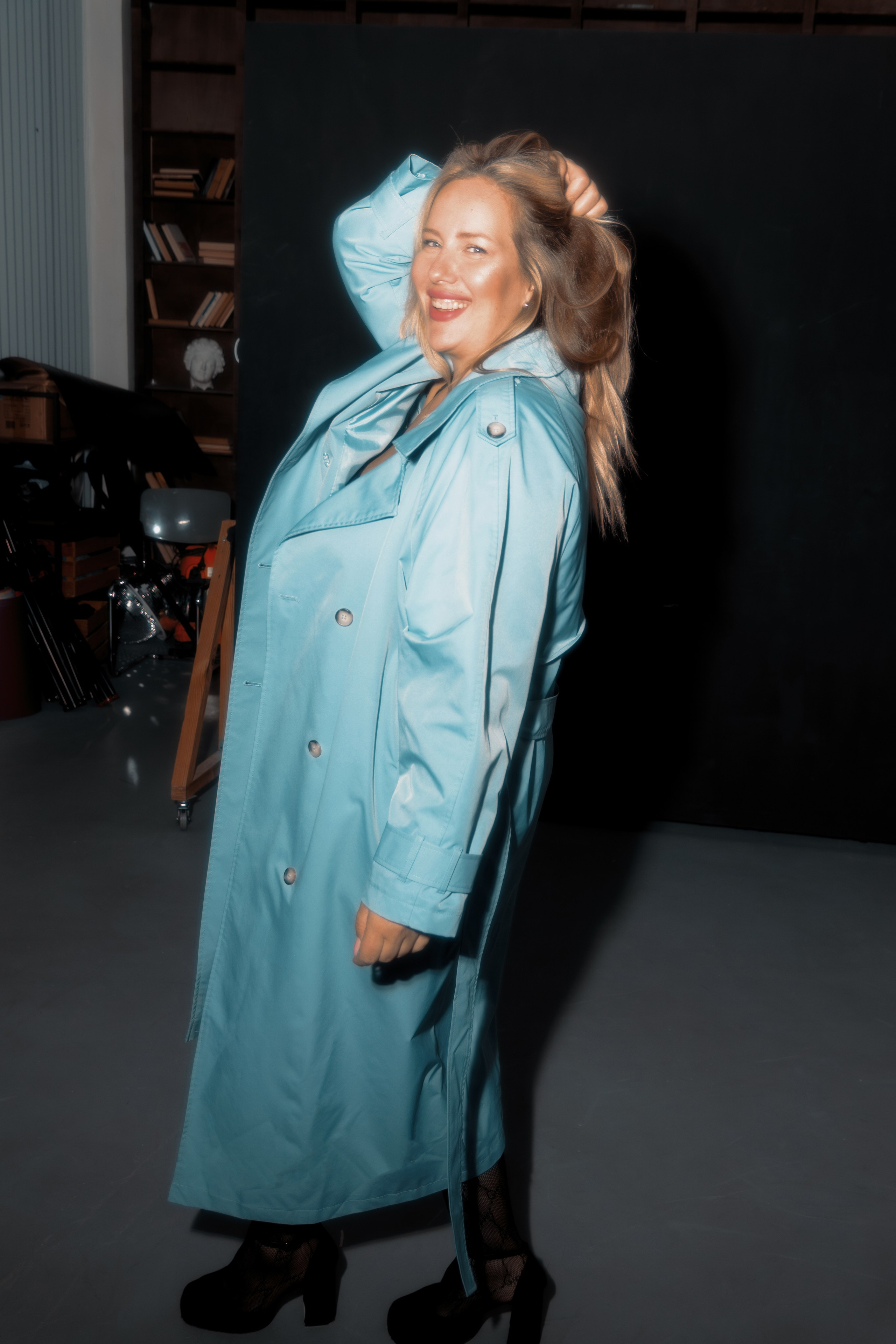 Фэшн съёмка в стиле папарацци на студии