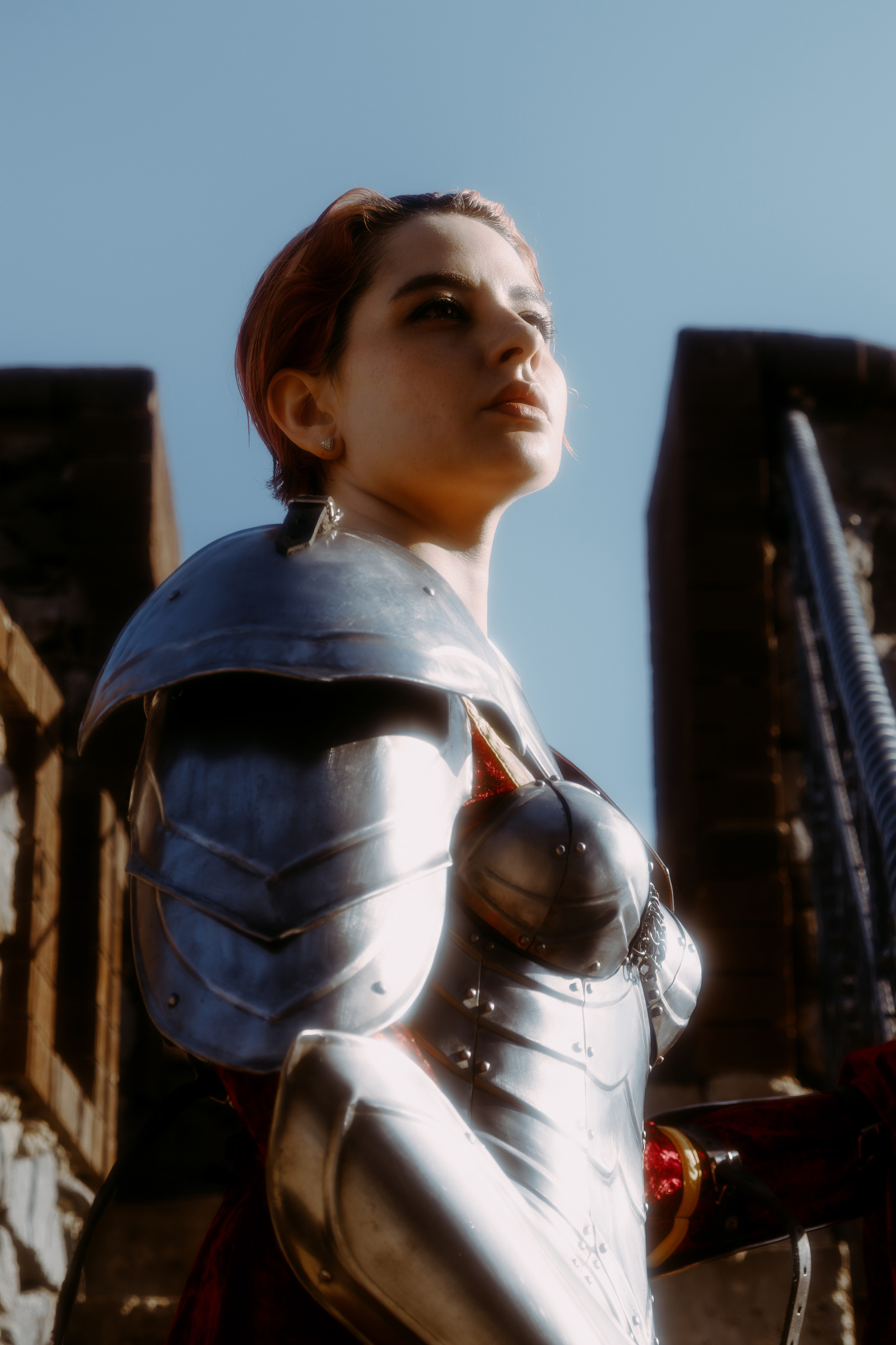 Портрет коротковолосой девушки в доспехах в рыцарском замке