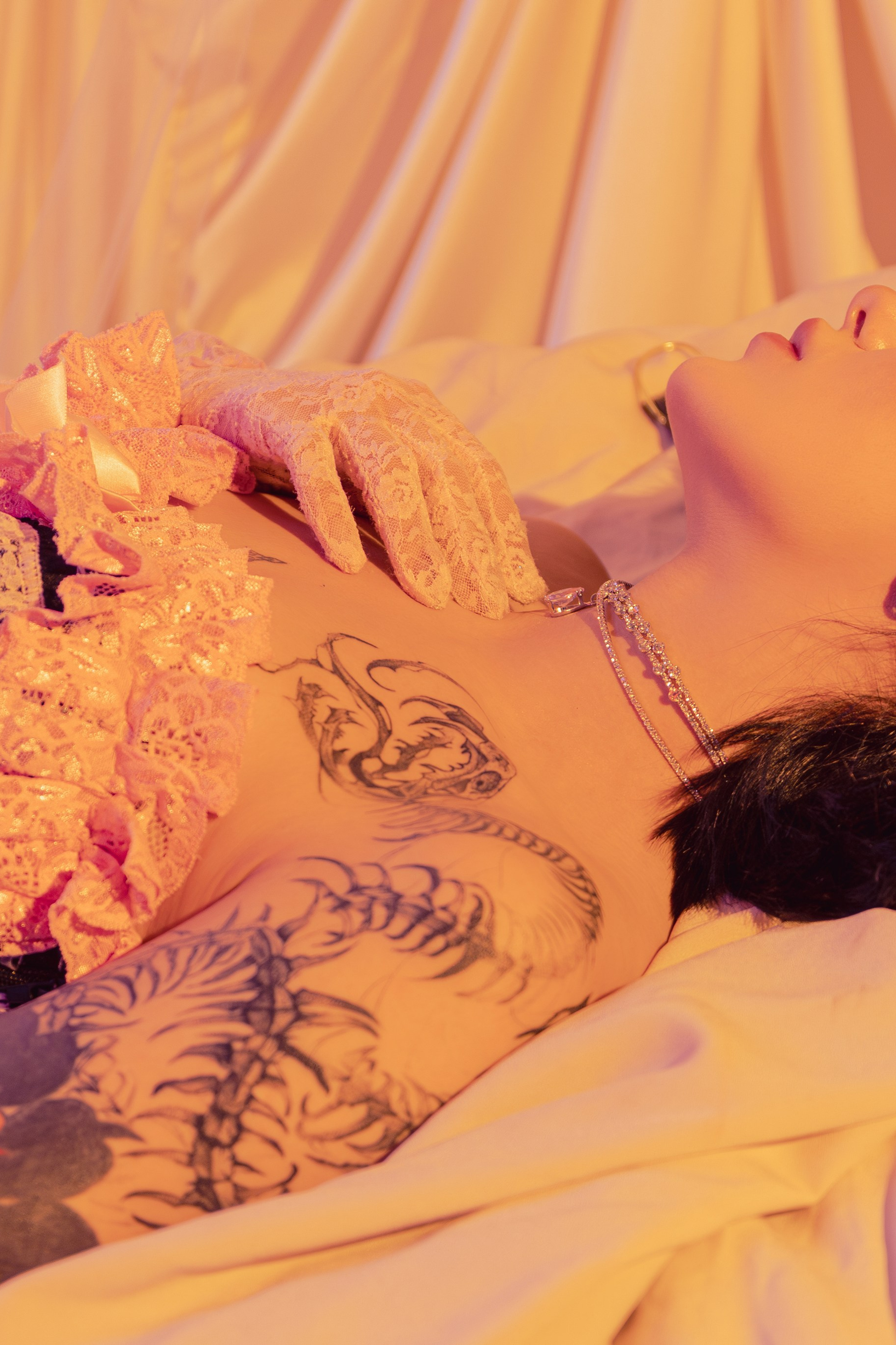 Женская фотосессия в историческом интерьере