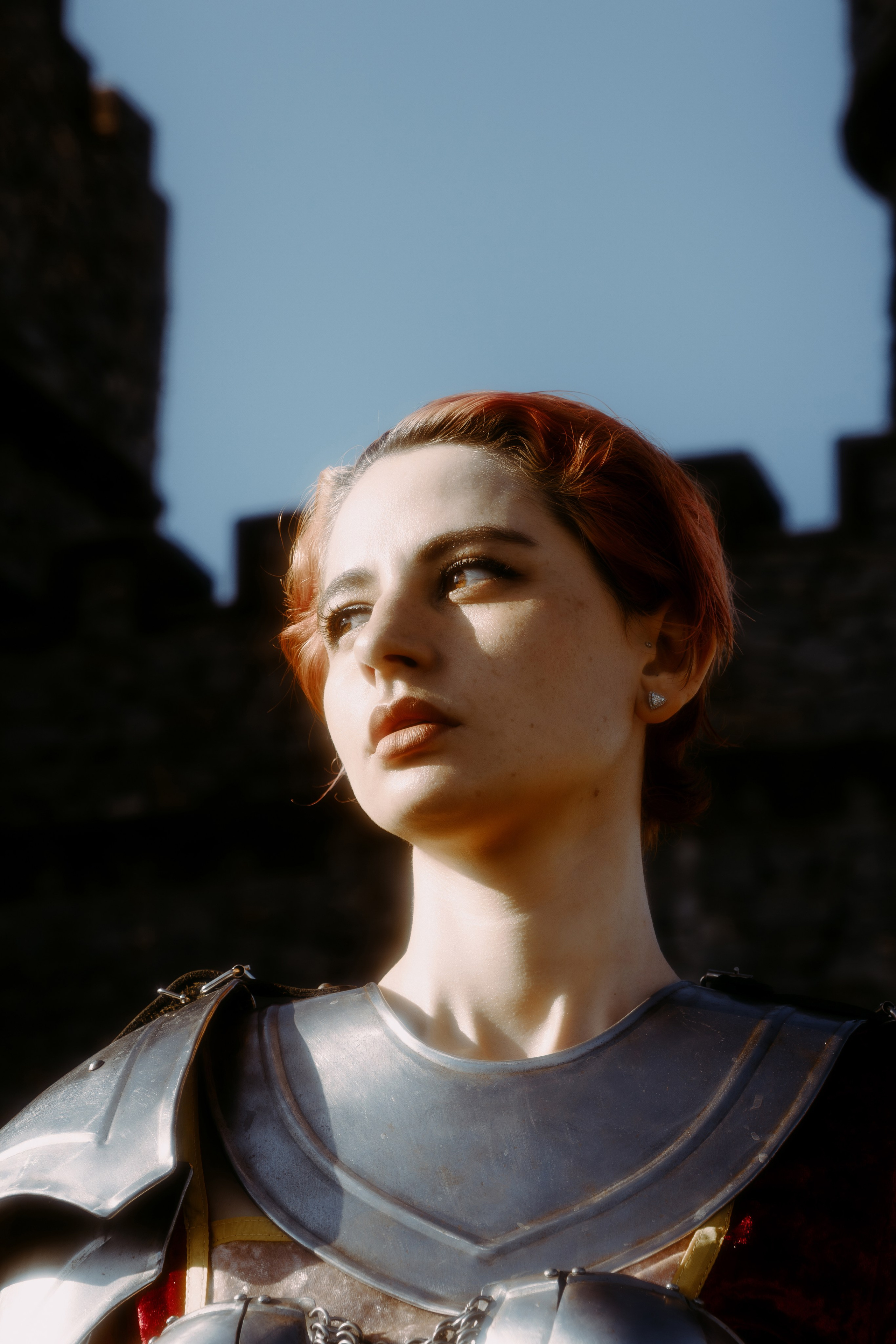 Сияющий портрет красноволосой девушки в средневековом стиле