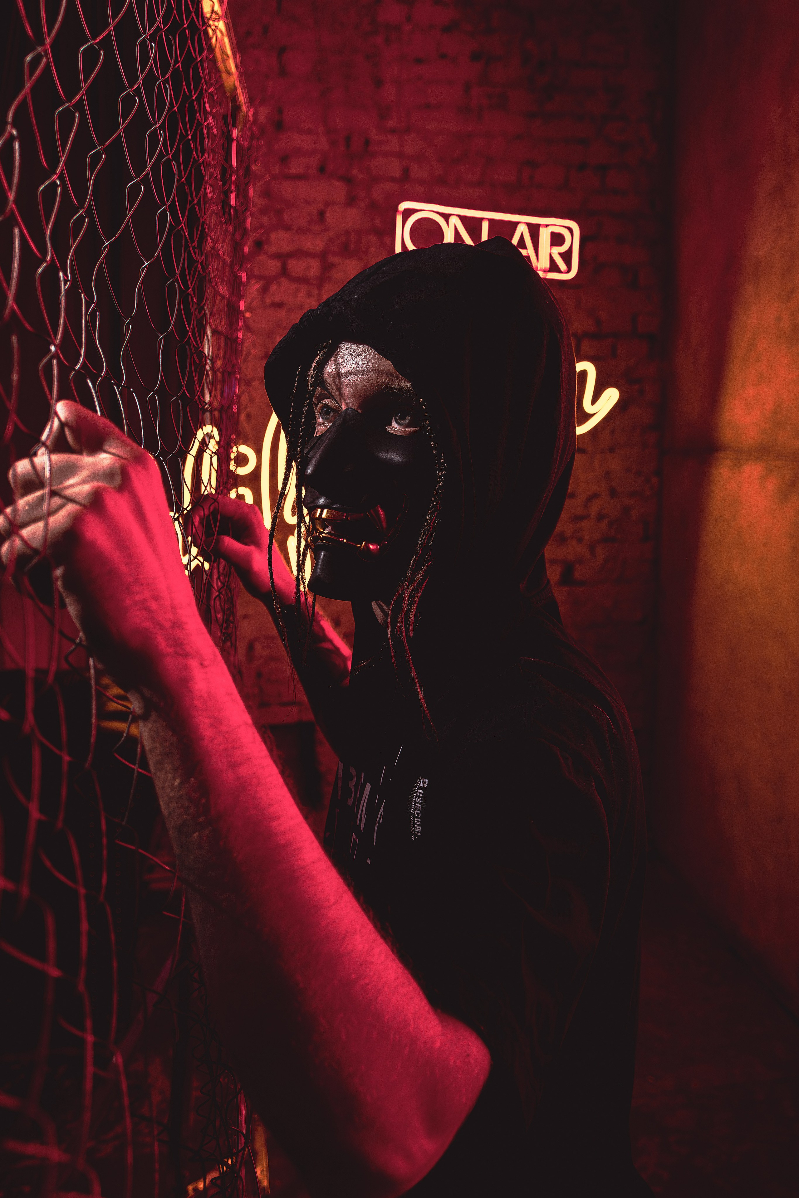 Мужская фотосъёмка в Ростове на Дону. Креативная съёмка с Александром в неоновой студии. Мужской портрет в японском стиле