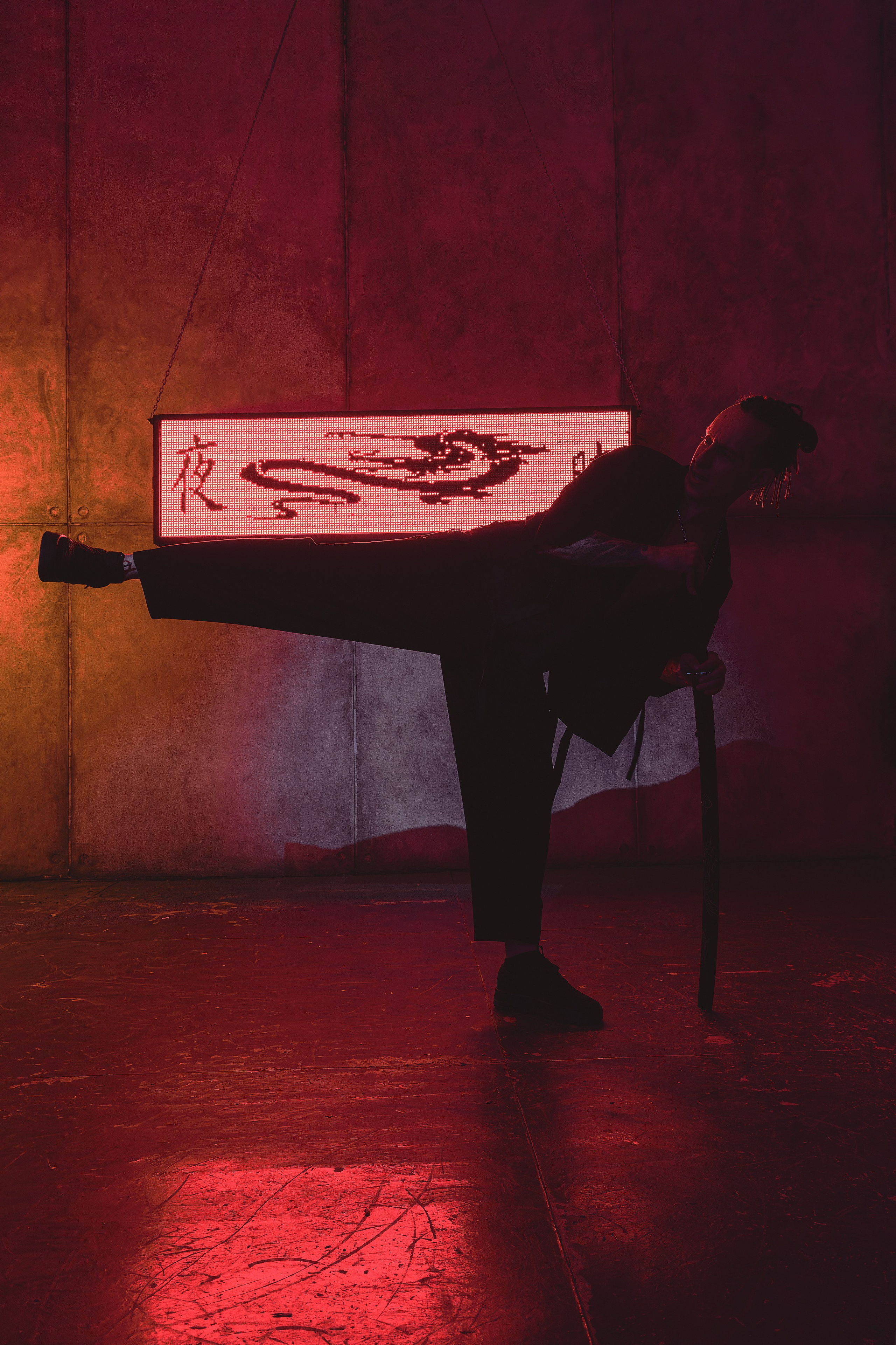 Мужская фотосъёмка в Ростове на Дону. Креативная съёмка с Александром в неоновой студии. Мужской портрет в японском стиле