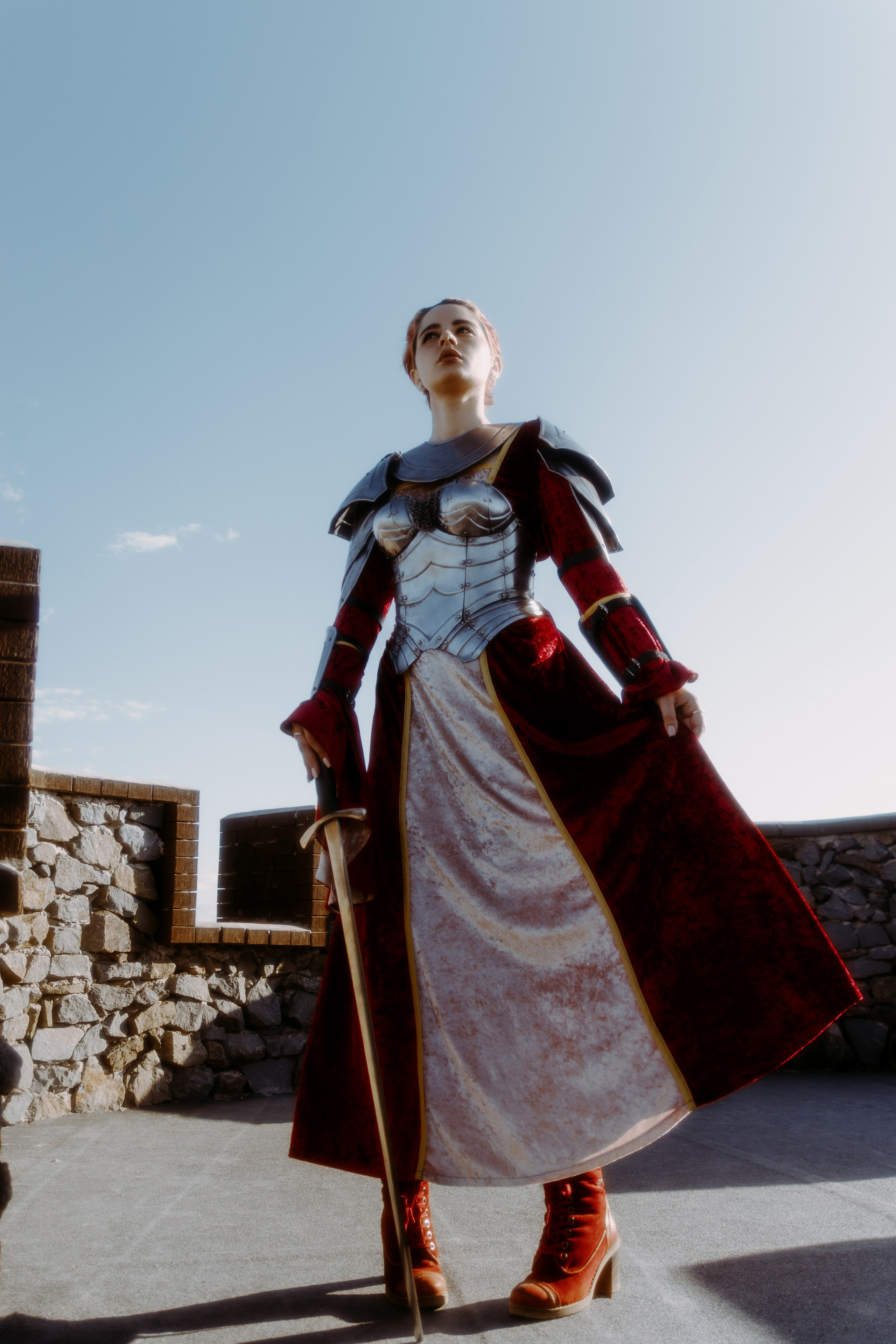 Винтажное платье распахнулось на ветру у девушки с красными волосами