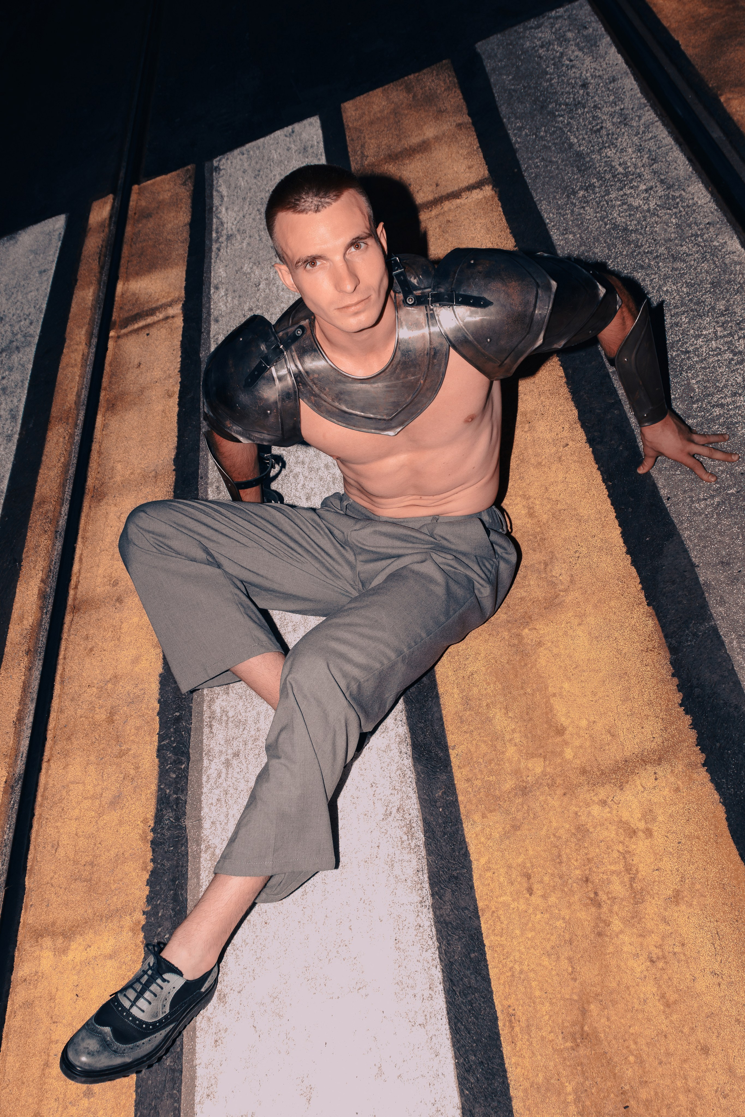 Фитнес тренер Сергей Сутулов в рыцарских доспехах