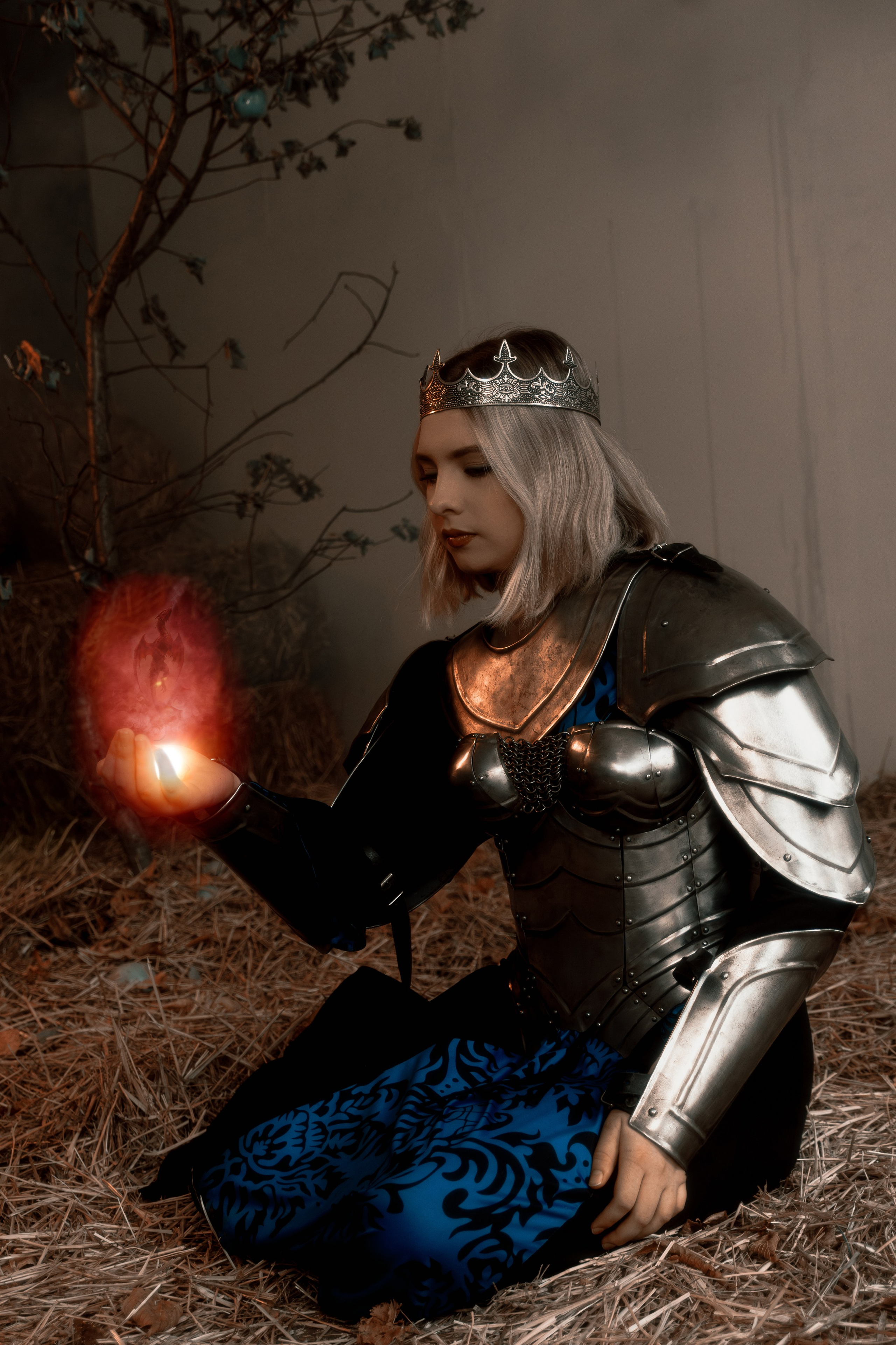 Атмосферная съемка прекрасной дамы в средневековых доспехах. Аутентичность деталей создает правдоподобный образ.
