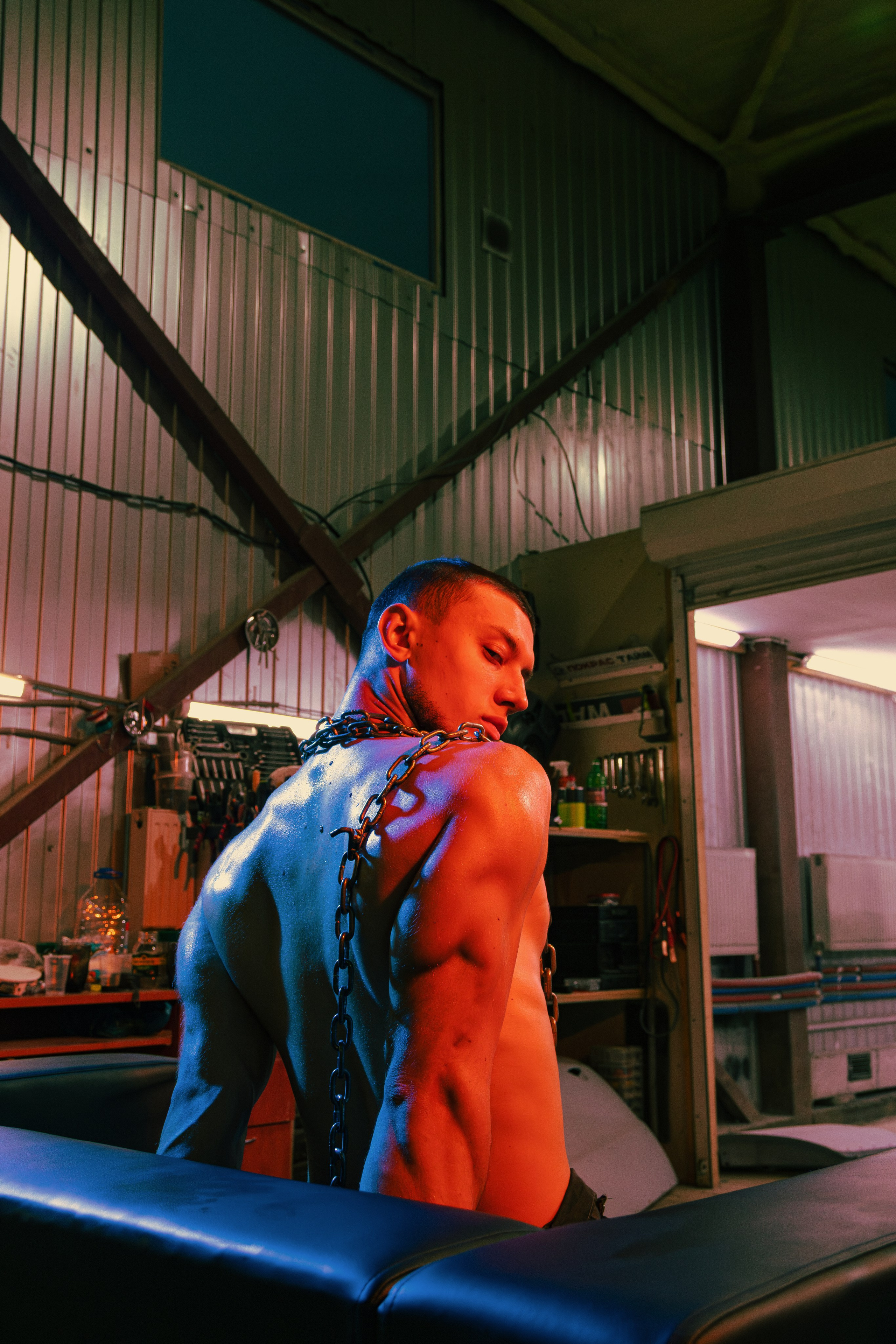 Креативные кадры мужского стриптиза в Ростове-на-Дону. Съёмка группы Sextasy в рабочей атмосфере.