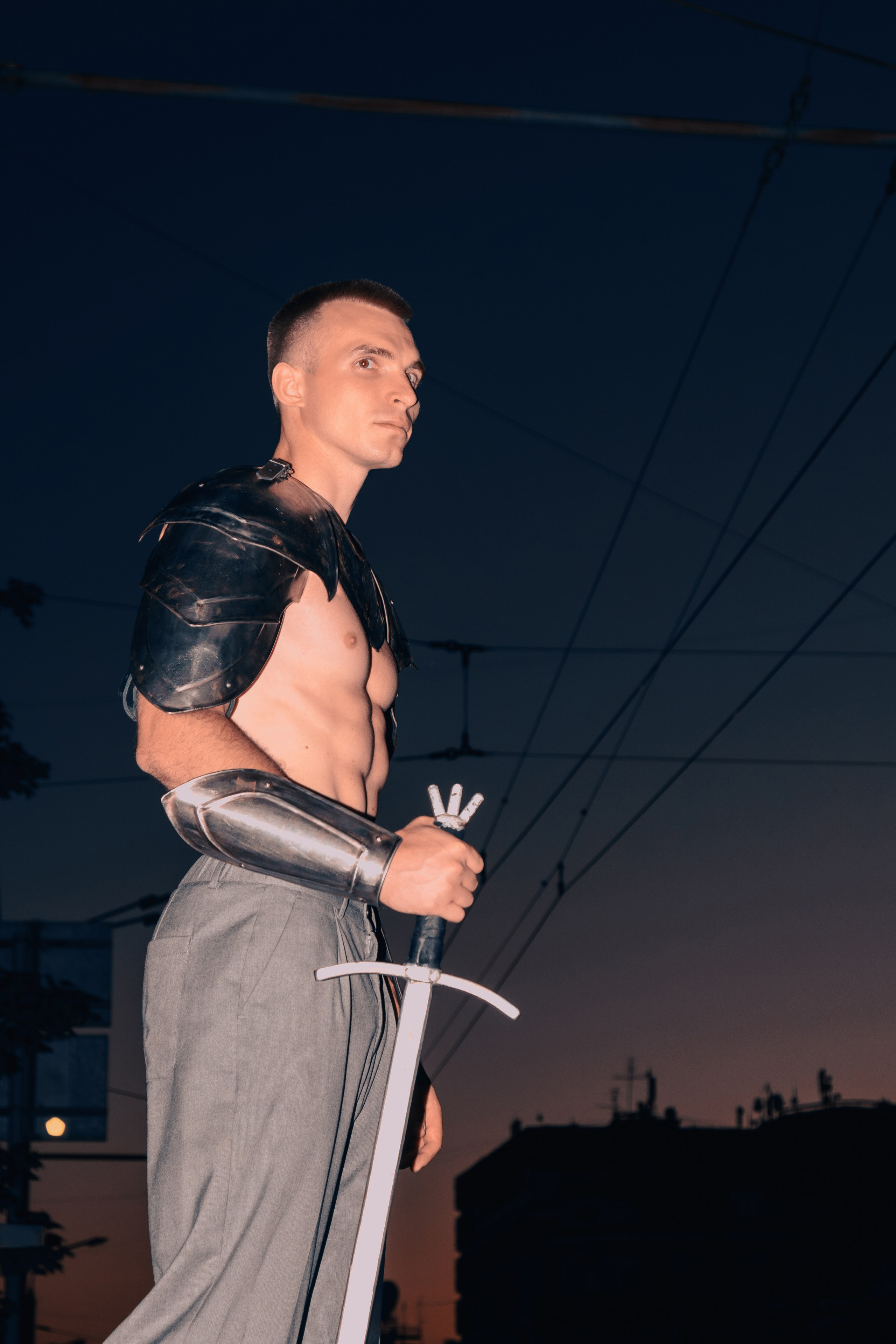 Портрет в рыцарских доспехах в городе на закате