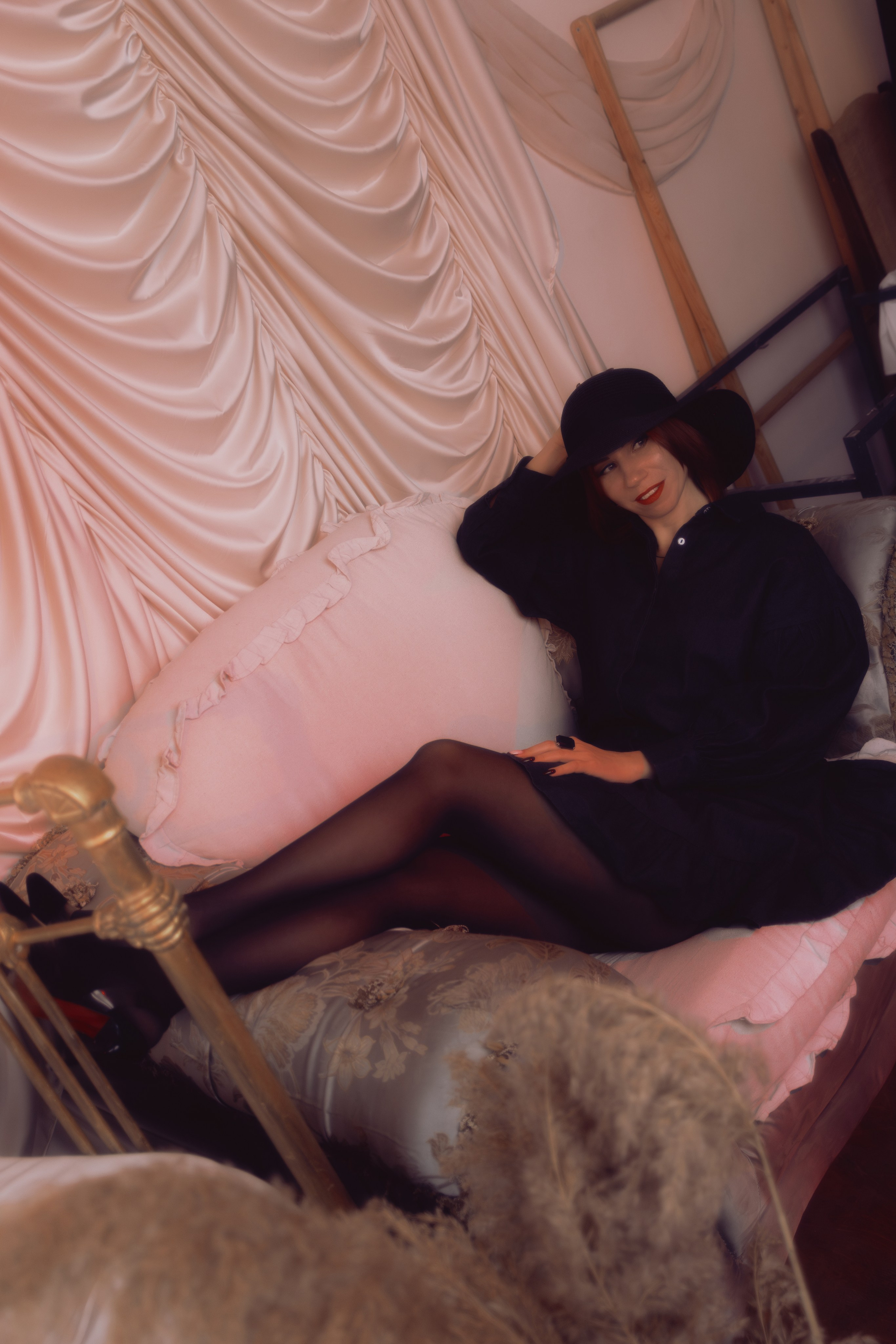 Таролог у текстурной стены, свет падает сверху. Тени подчёркивают рельеф лица и шеи.