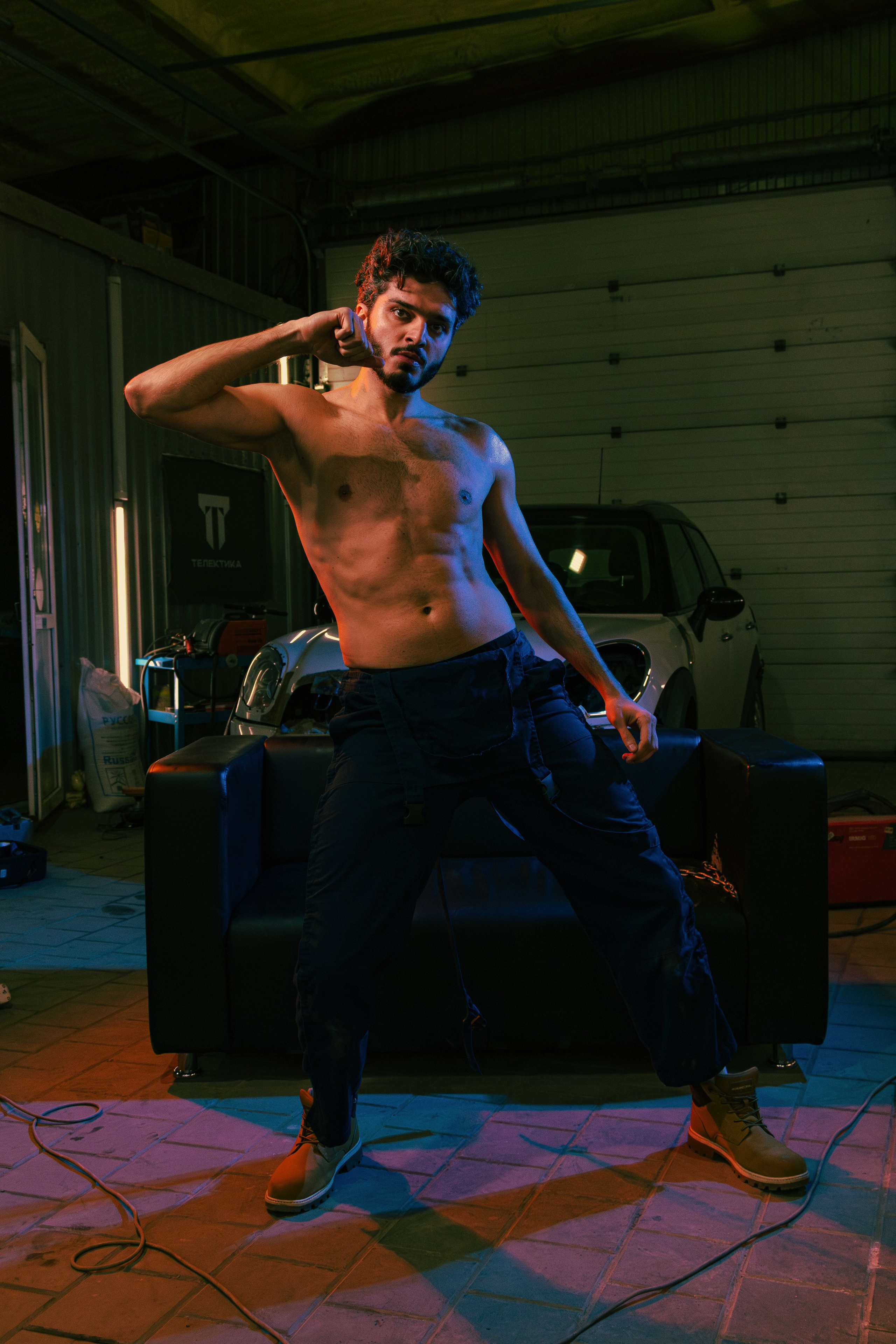 Эксклюзивная съёмка мужского стриптиза в автосервисе Ростова-на-Дону. Креативные образы группы Sextasy для запоминающихся фотографий.
