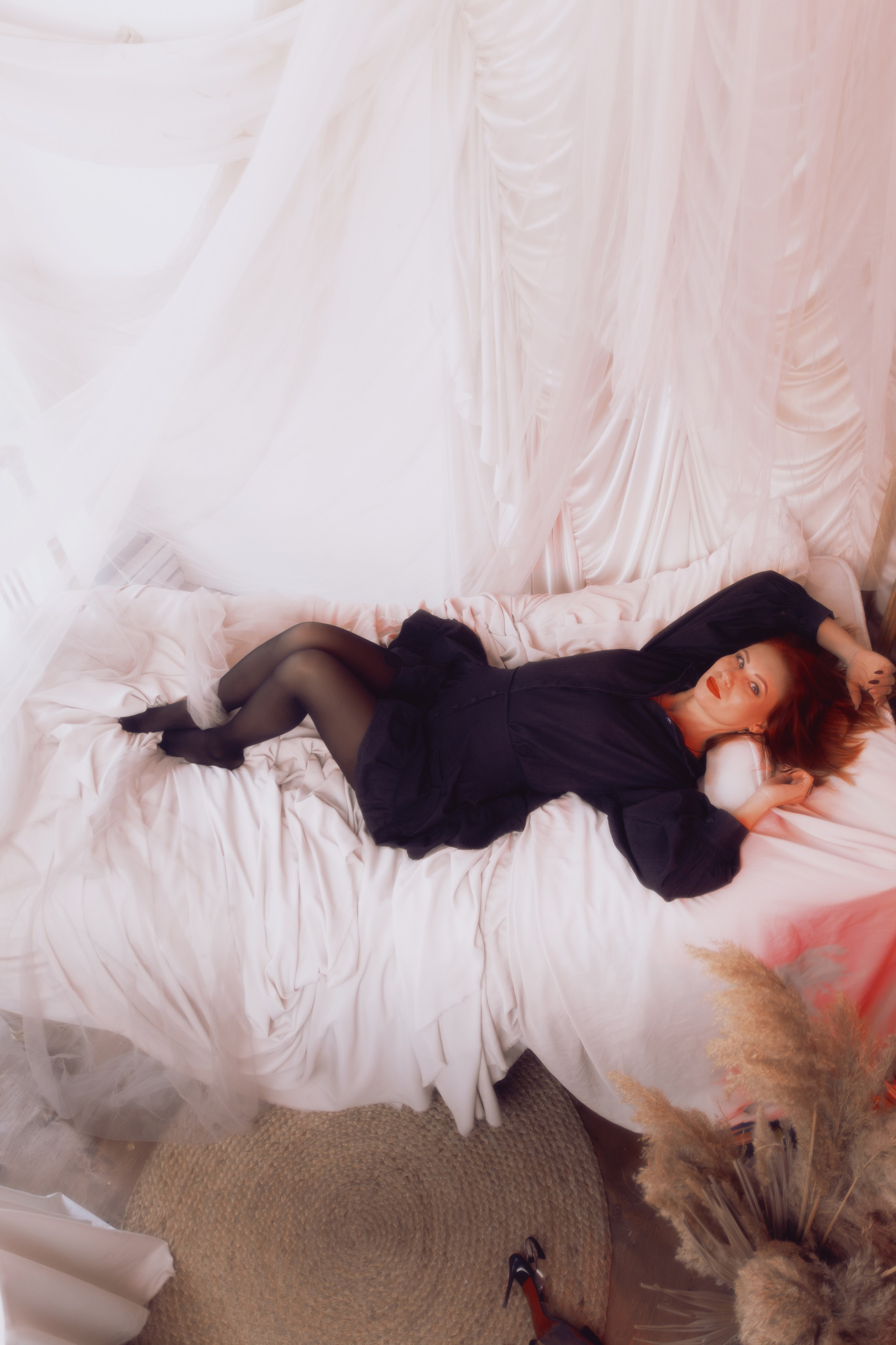 Таролог в статичной позе, руки скрещены. Холодный свет придаёт кадру строгость.