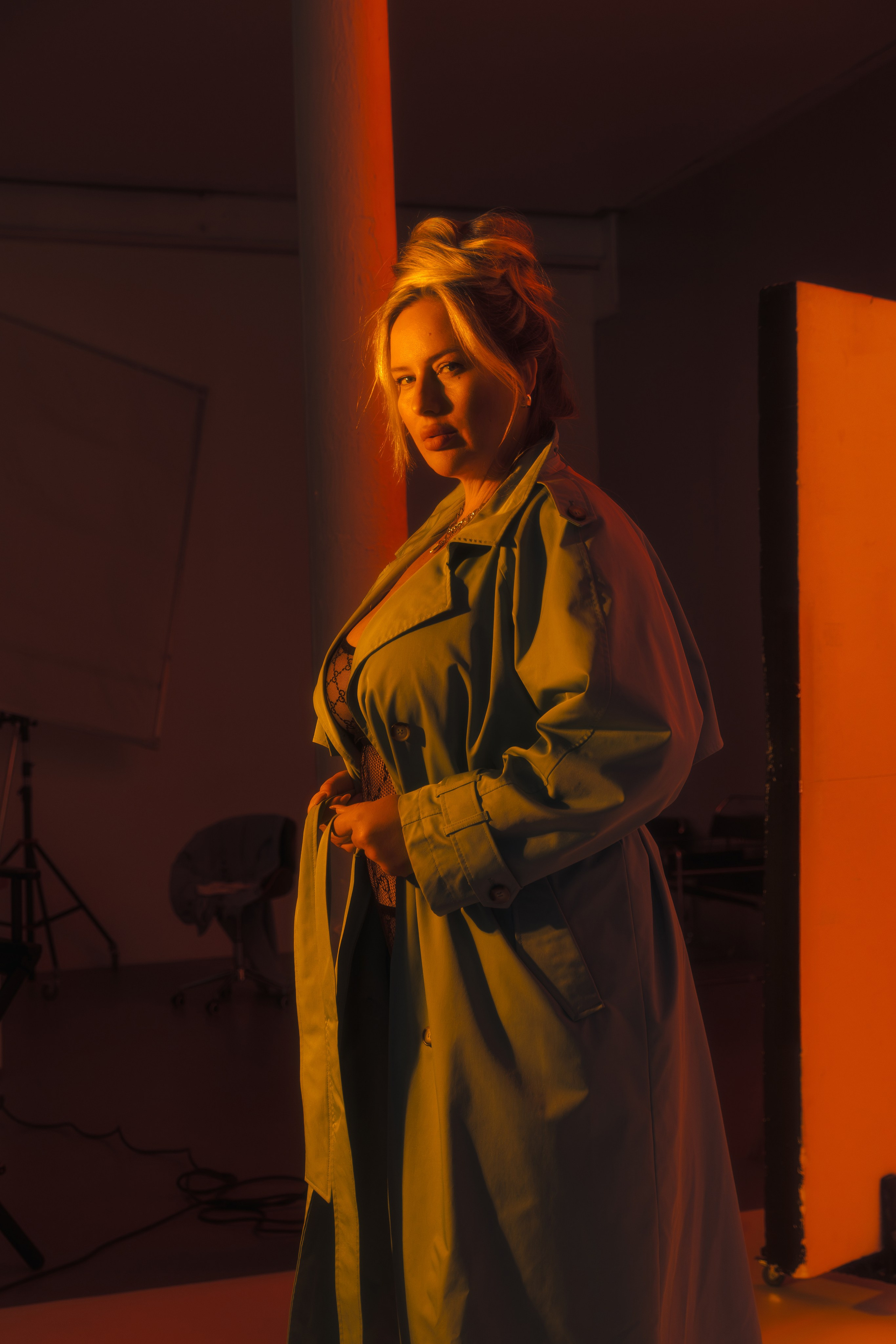 Портрет модели плюс сайз в плаще и нижнем белье