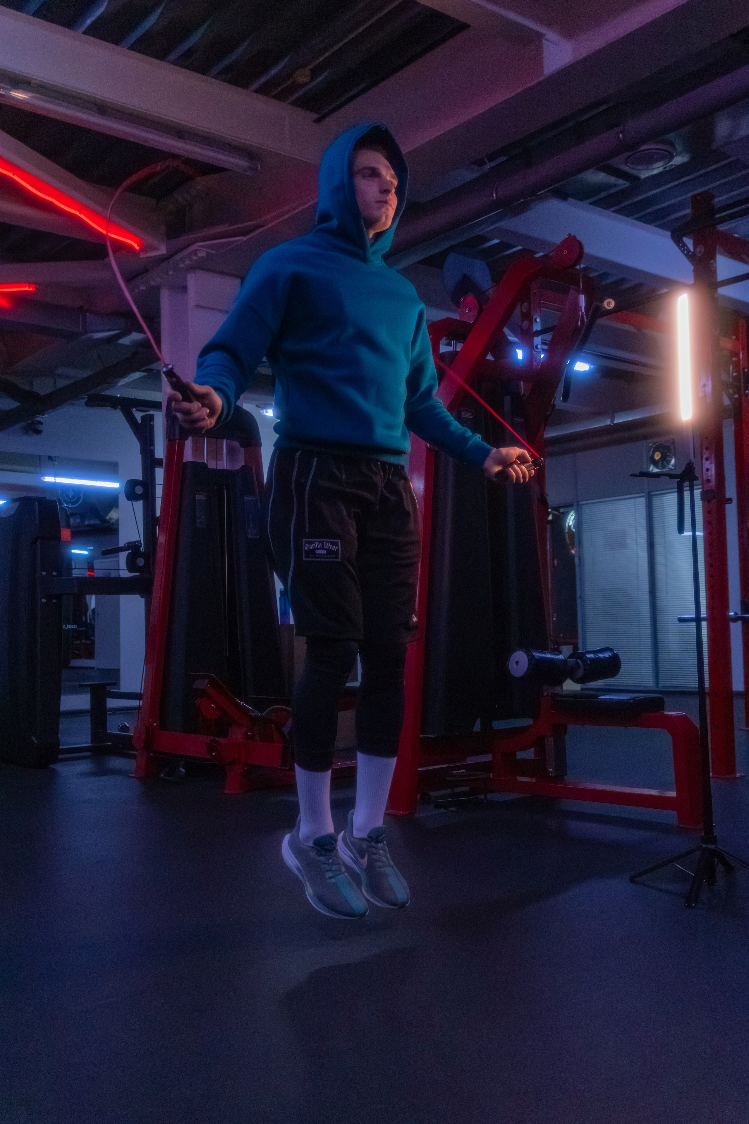 Эффектная фотография атлета в атмосфере современного фитнеса, где свет играет на мышцах.