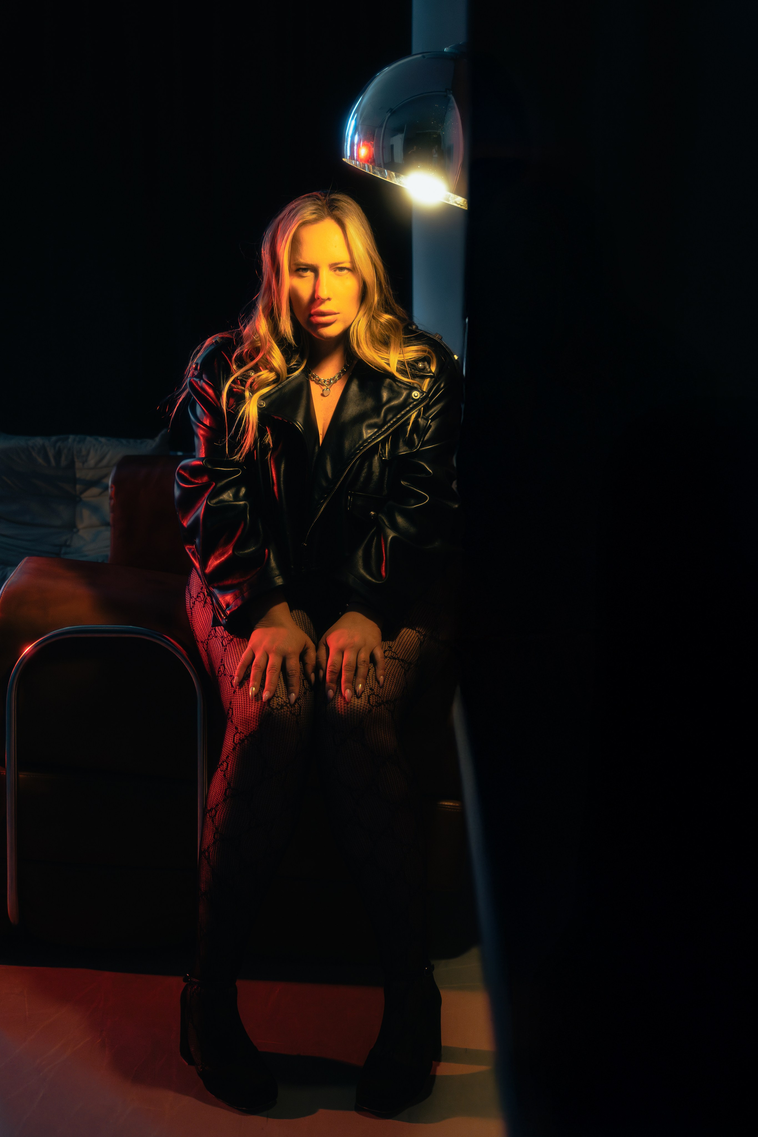 Фотосессия в фэшн стиле на студии с цветным светом