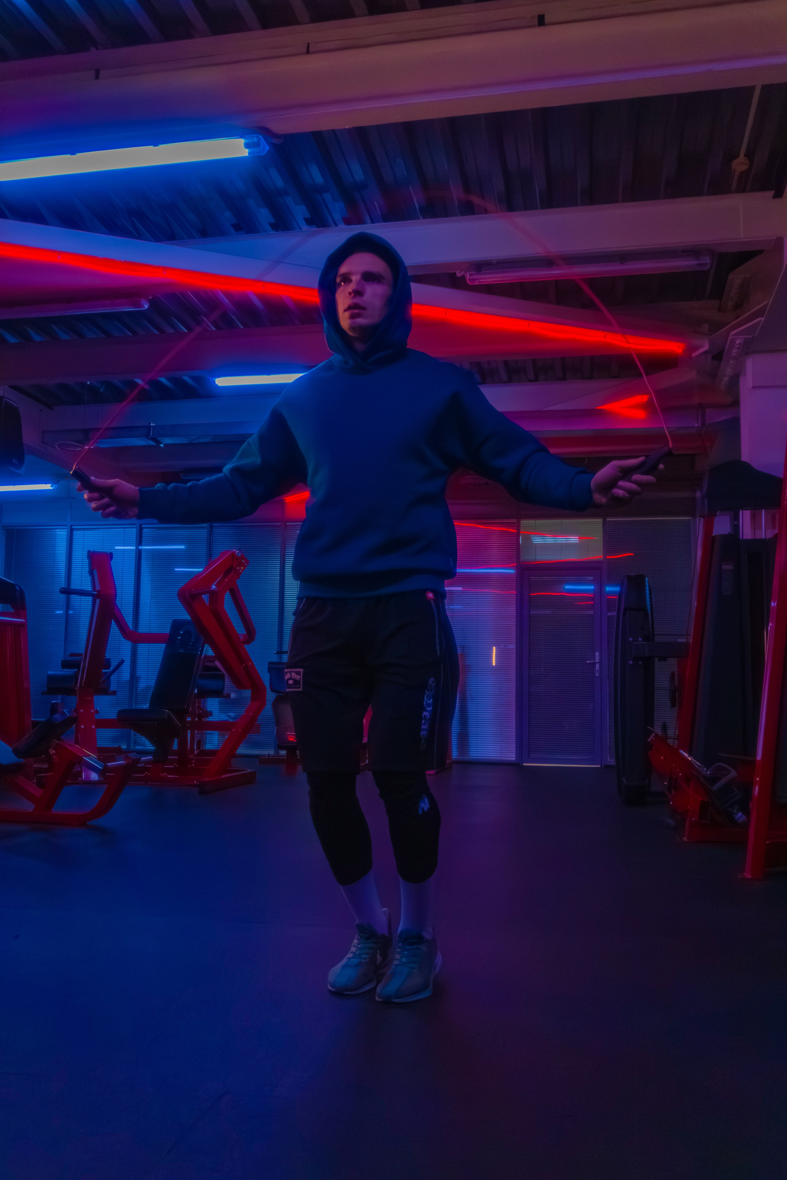 Стильный снимок спортивного профессионала, где свет создает гламурный образ.