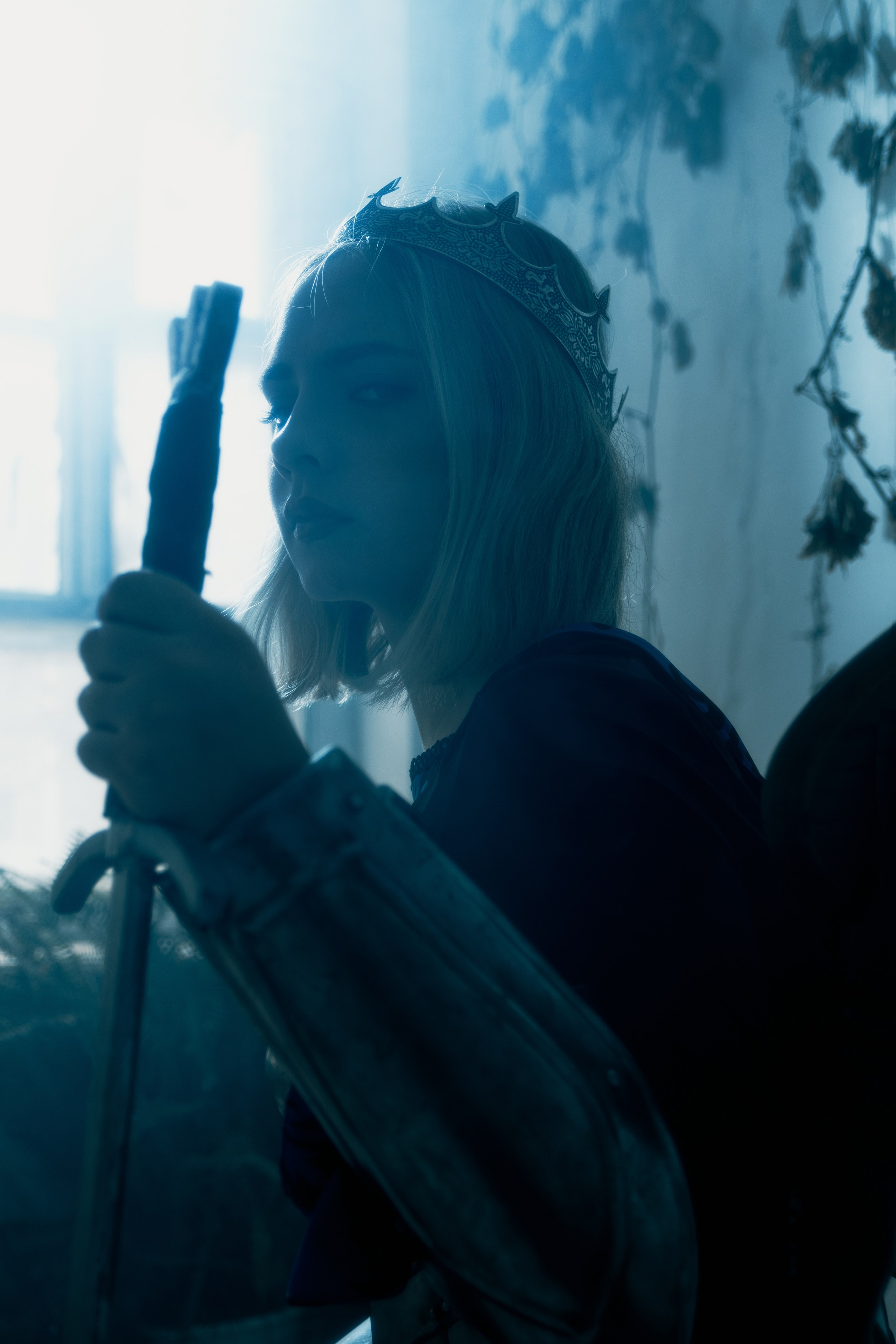 Эпическая фотосессия воительницы в средневековых доспехах на студийном фоне. Мощь образа впечатляет зрителя.