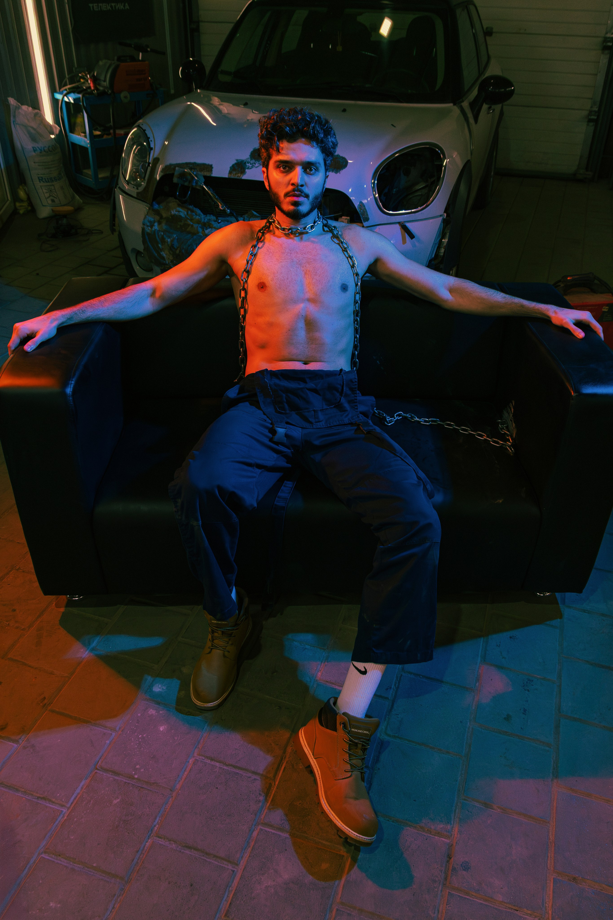 Профессиональная съёмка мужского стриптиза в Ростове-на-Дону раскрывает новые грани искусства. Группа Sextasy в креативных образах маляров.