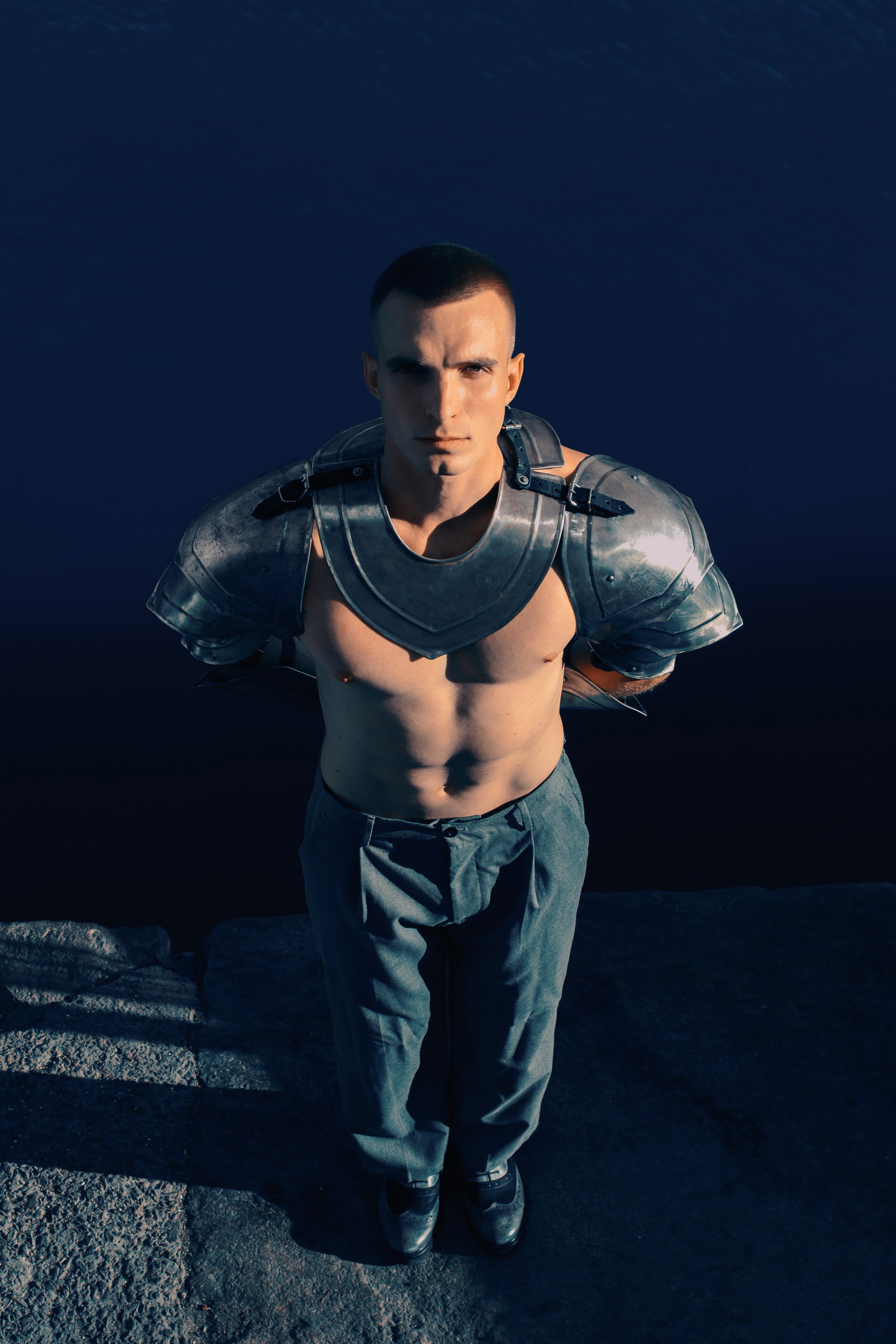 Портрет во весь рост Сергея с серьёзным лицом в рыцарских доспехах