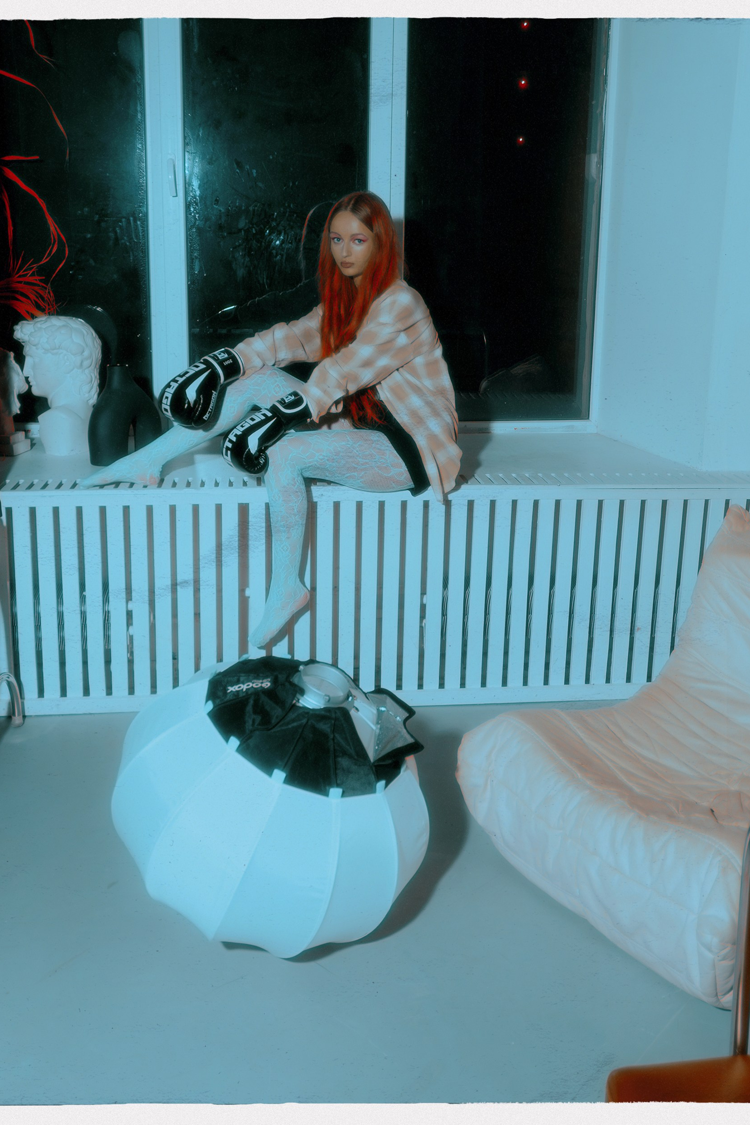 Фэшн фотограф Ростов, фэшн фотосессия с Алёной в студии в Ростове-на-Дону, женский фэшн фотограф LaKazaretto, креативная женская фотосессия, эстетичные фото девушки 