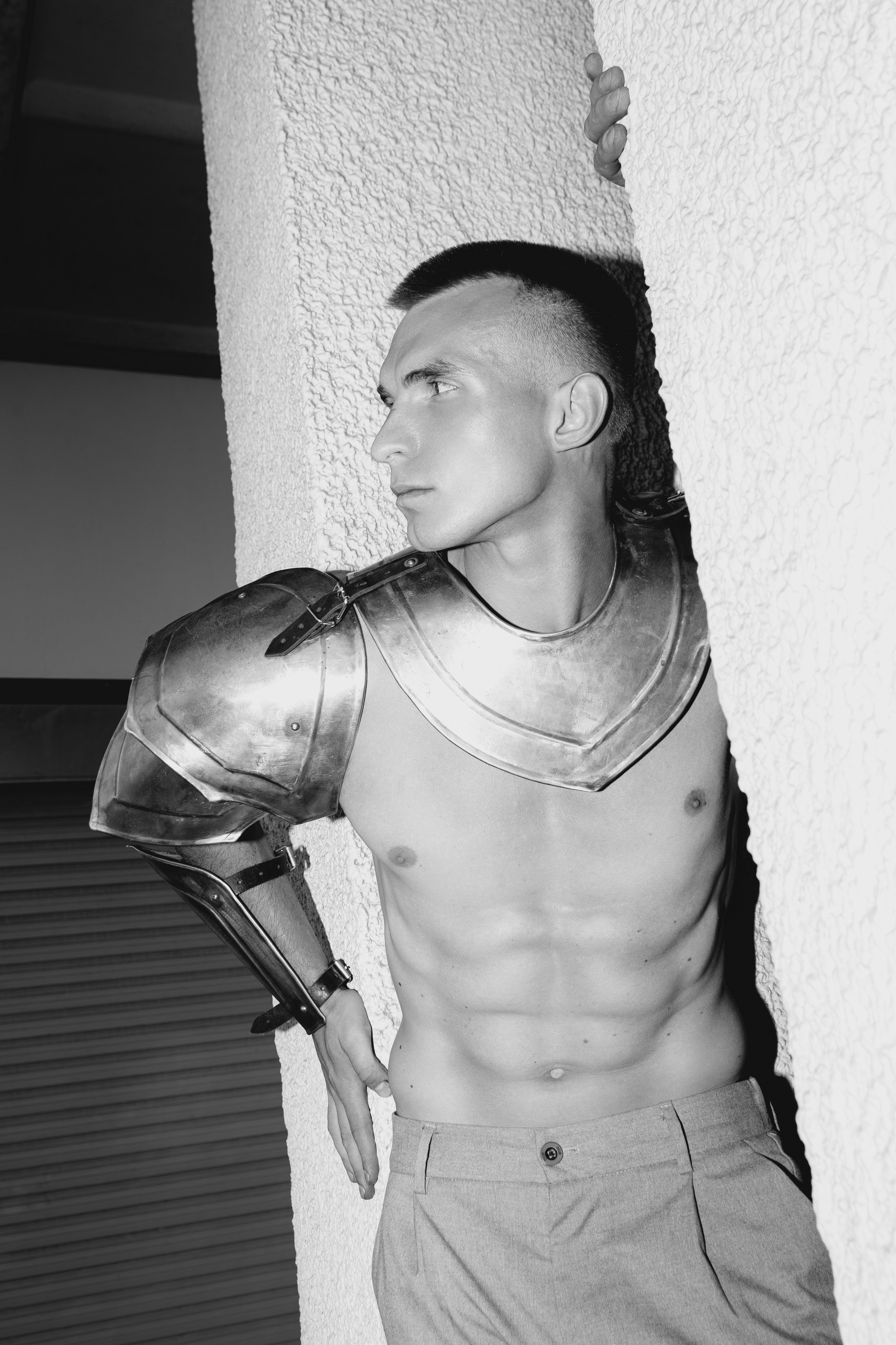 Эстетика мужского тела в чёрно белых оттенках 