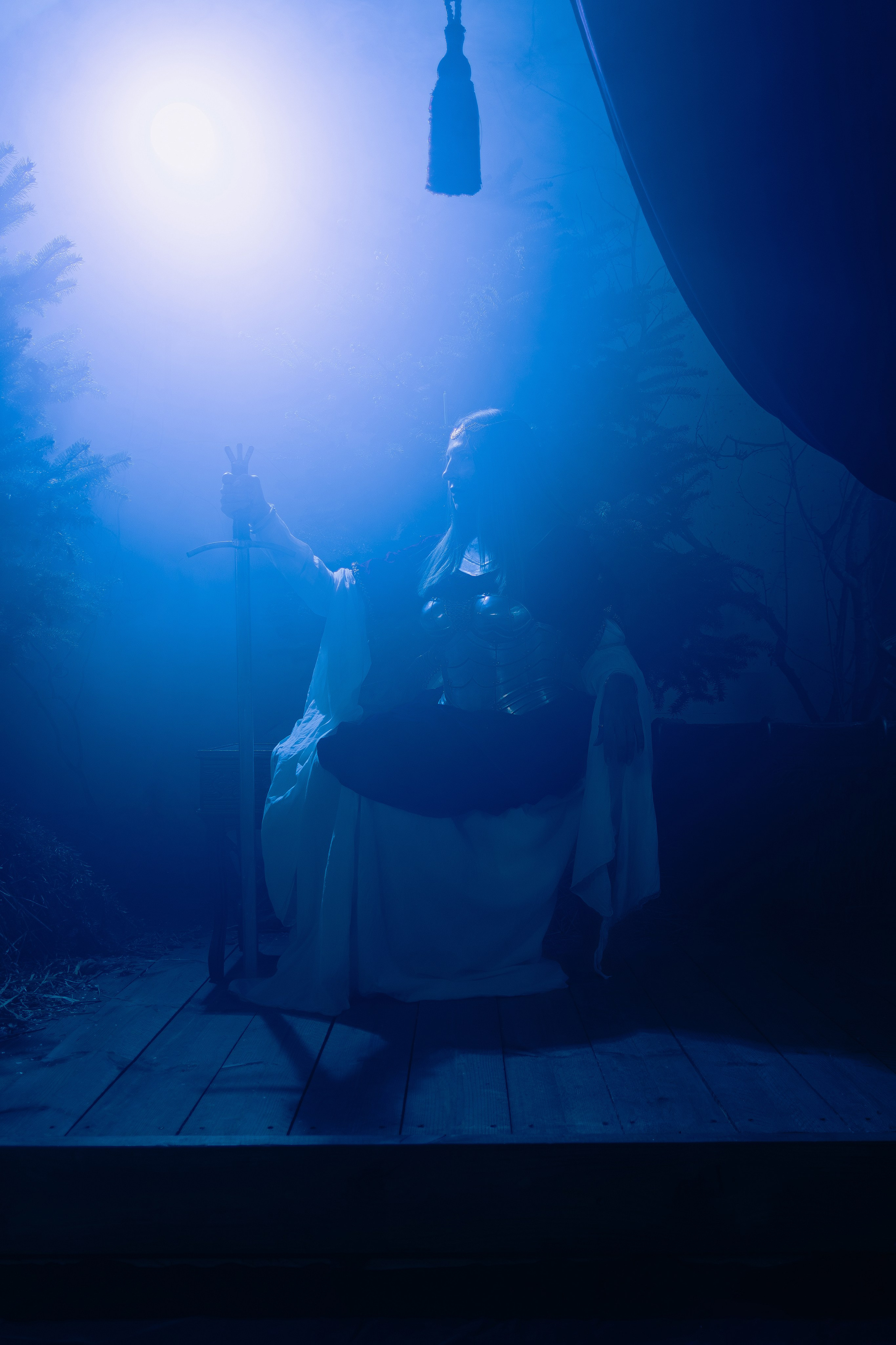 Женская фотосессия в Ростове-на-дону в образе воительницы с доспехами и мечом в поле.