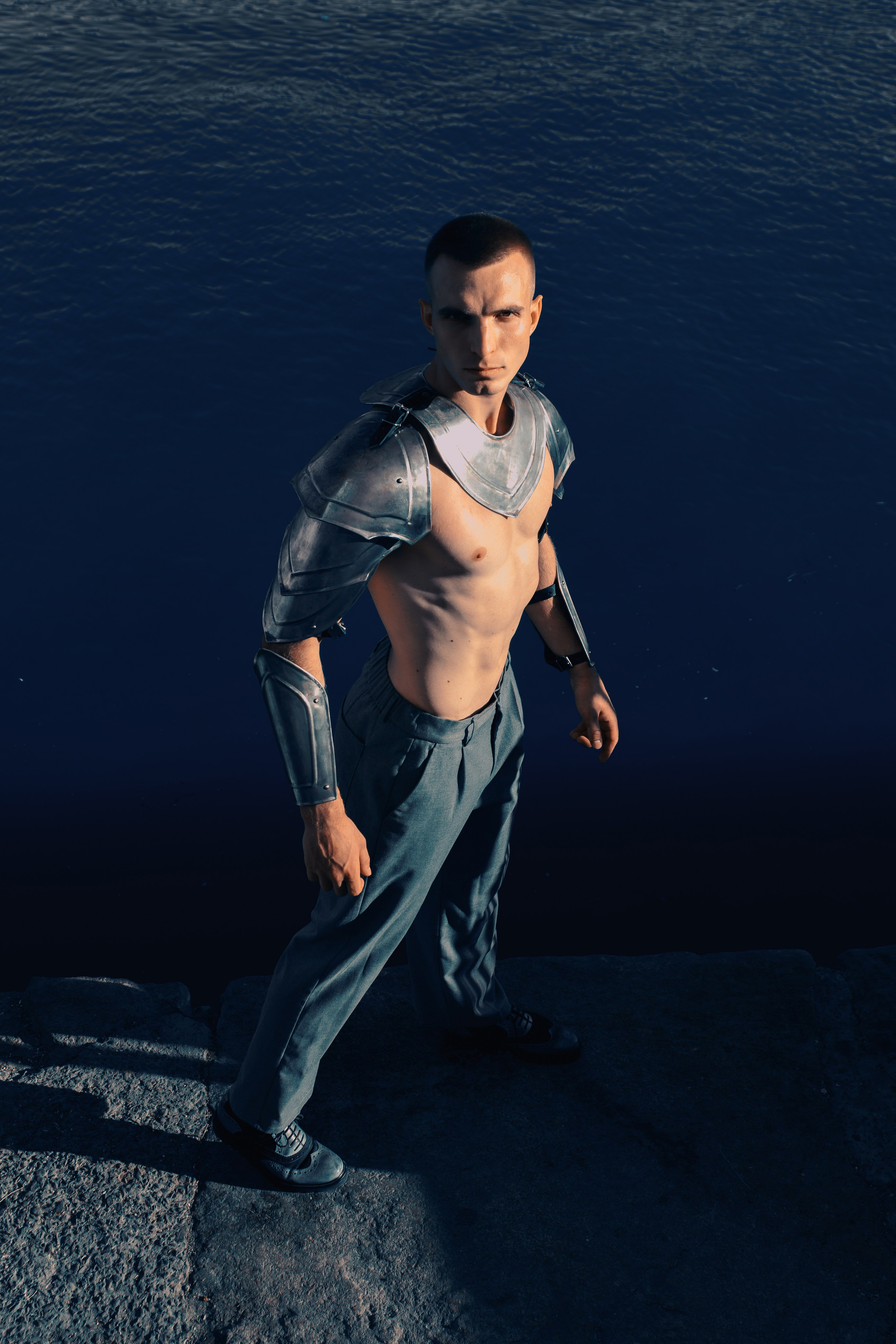 Портрет во весь рост Сергея с серьёзным лицом в рыцарских доспехах