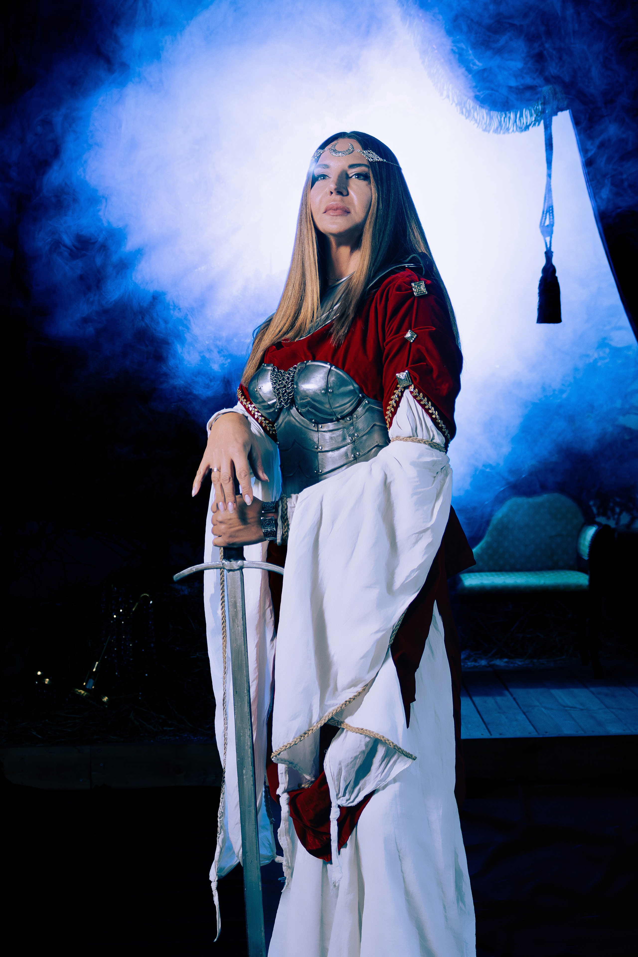 Женская фотосессия в Ростове-на-дону в образе воительницы с доспехами и мечом в поле.