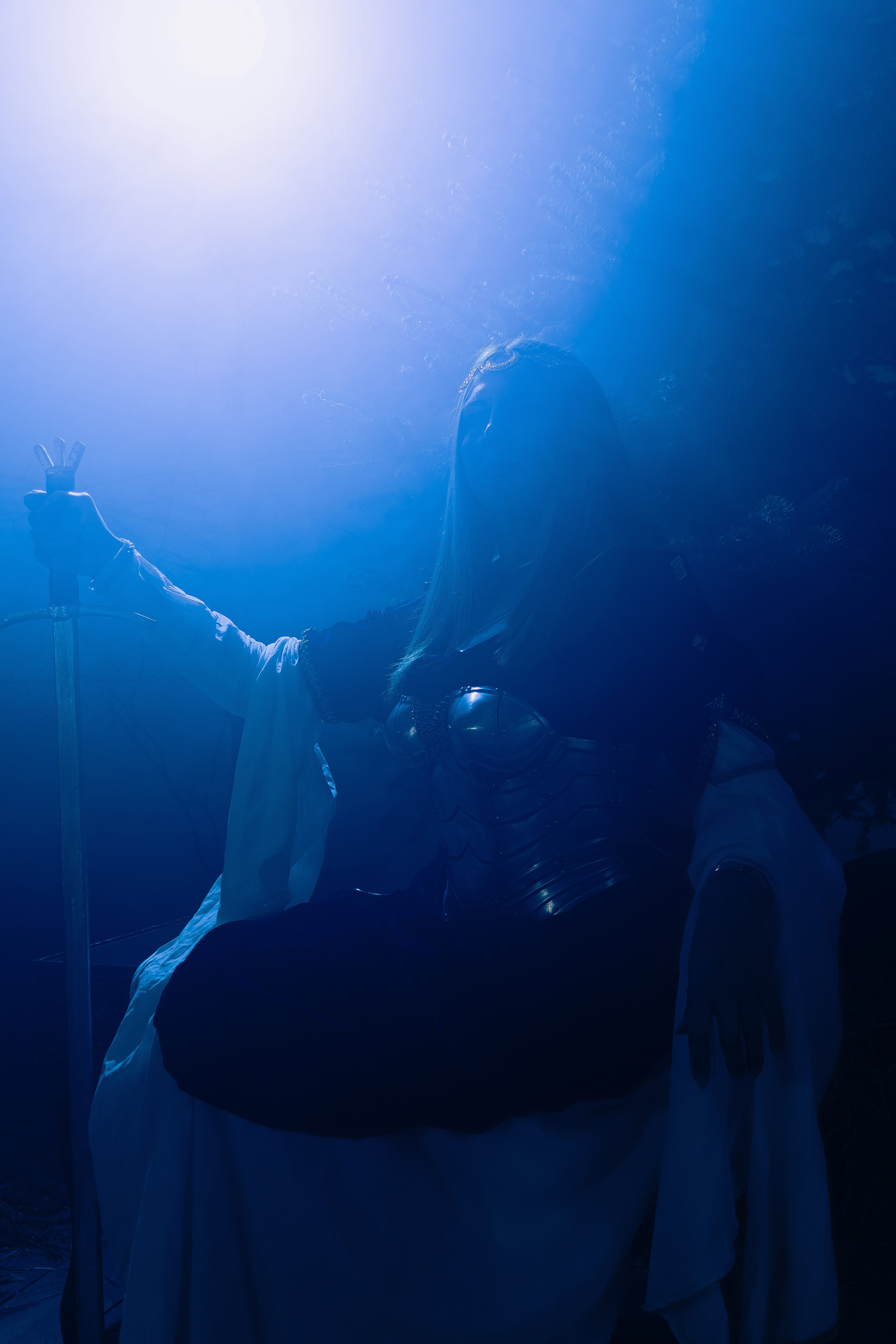 Женская фотосессия в Ростове-на-дону в образе воительницы с доспехами и мечом в поле.