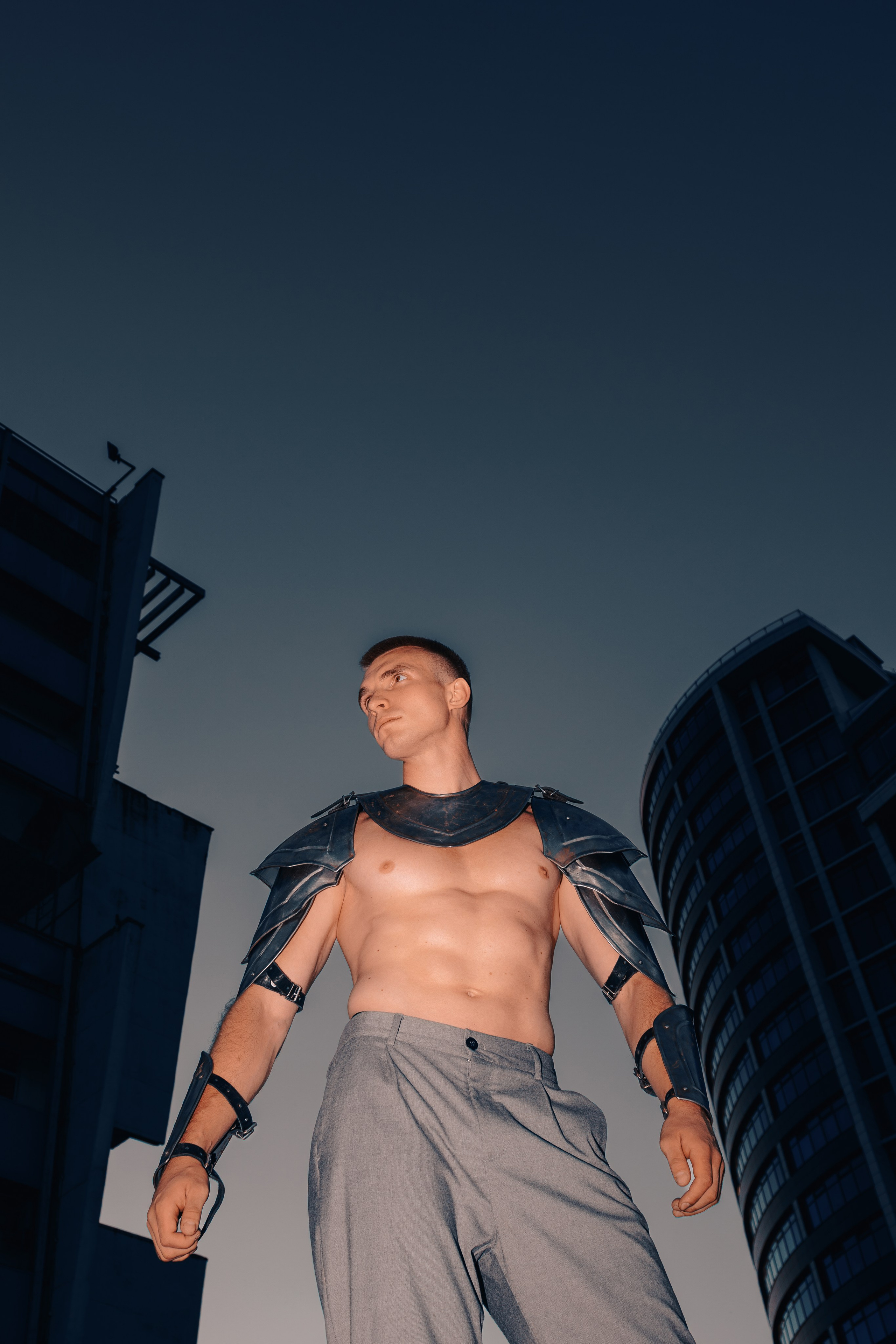 Мужской портрет в доспехах в стиле фэшн