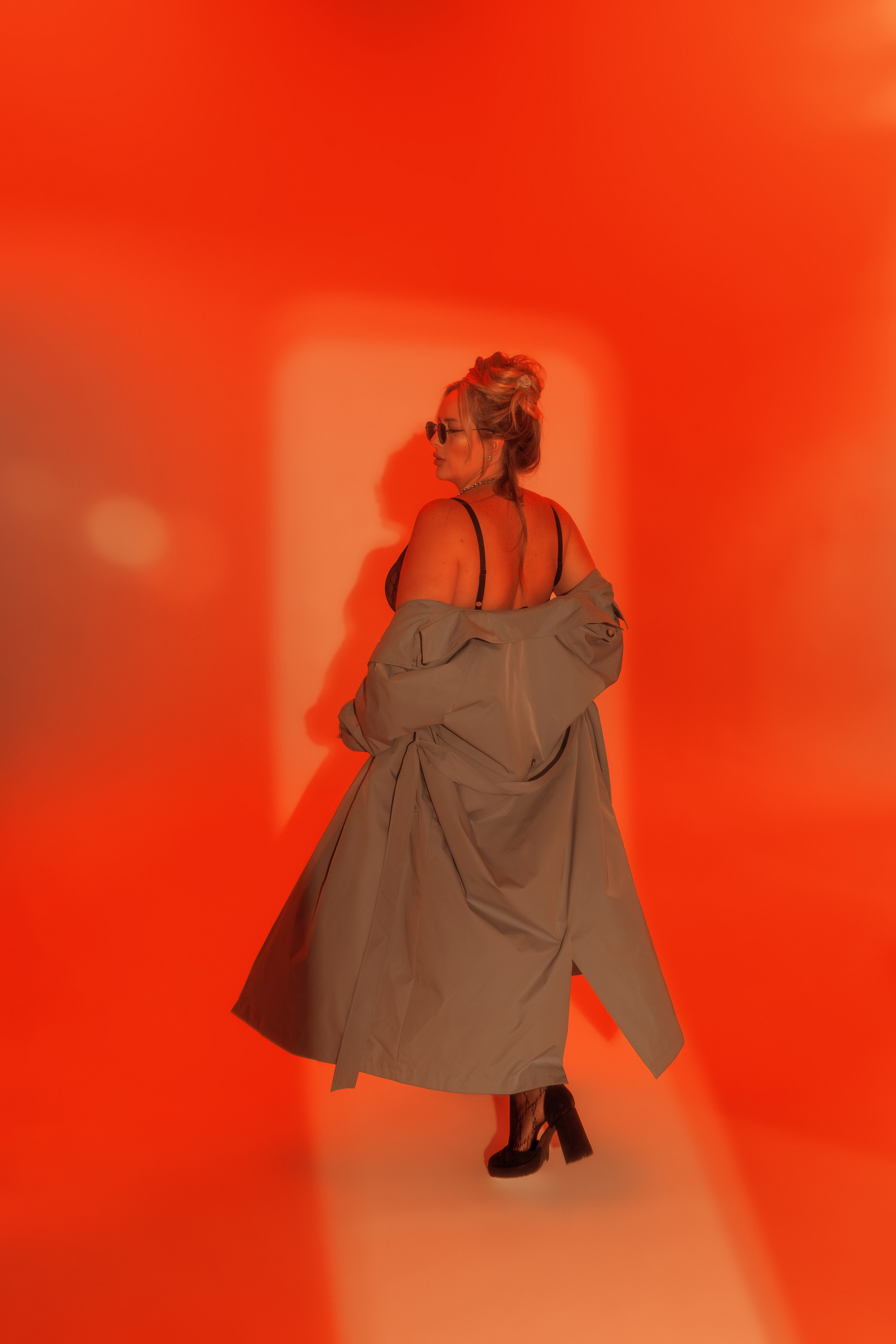 Съёмка в стиле фэшн в нижнем белье и плаще