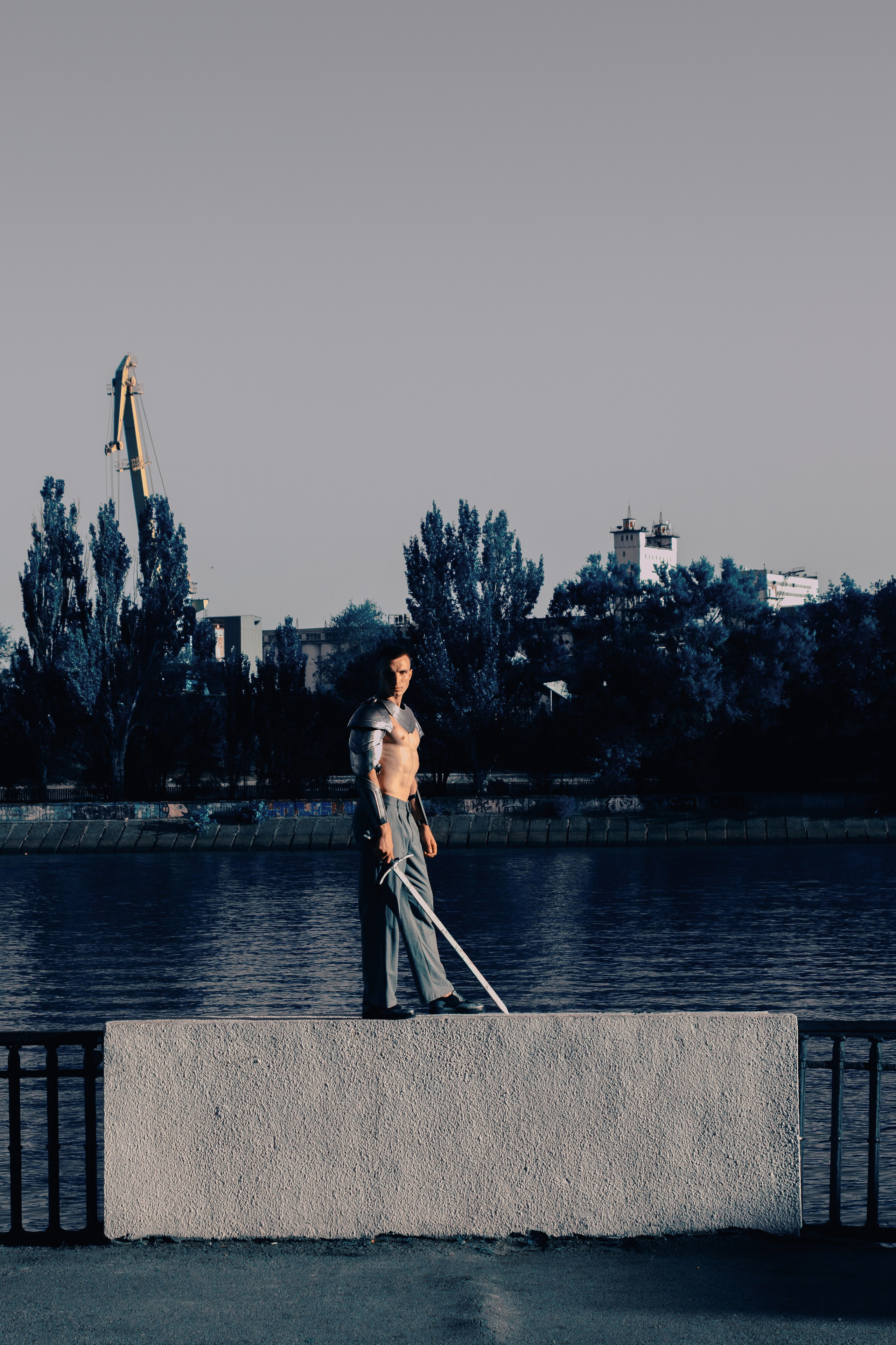 Мужской портрет в рыцарских доспехах на Набережной Ростова-на-Дону