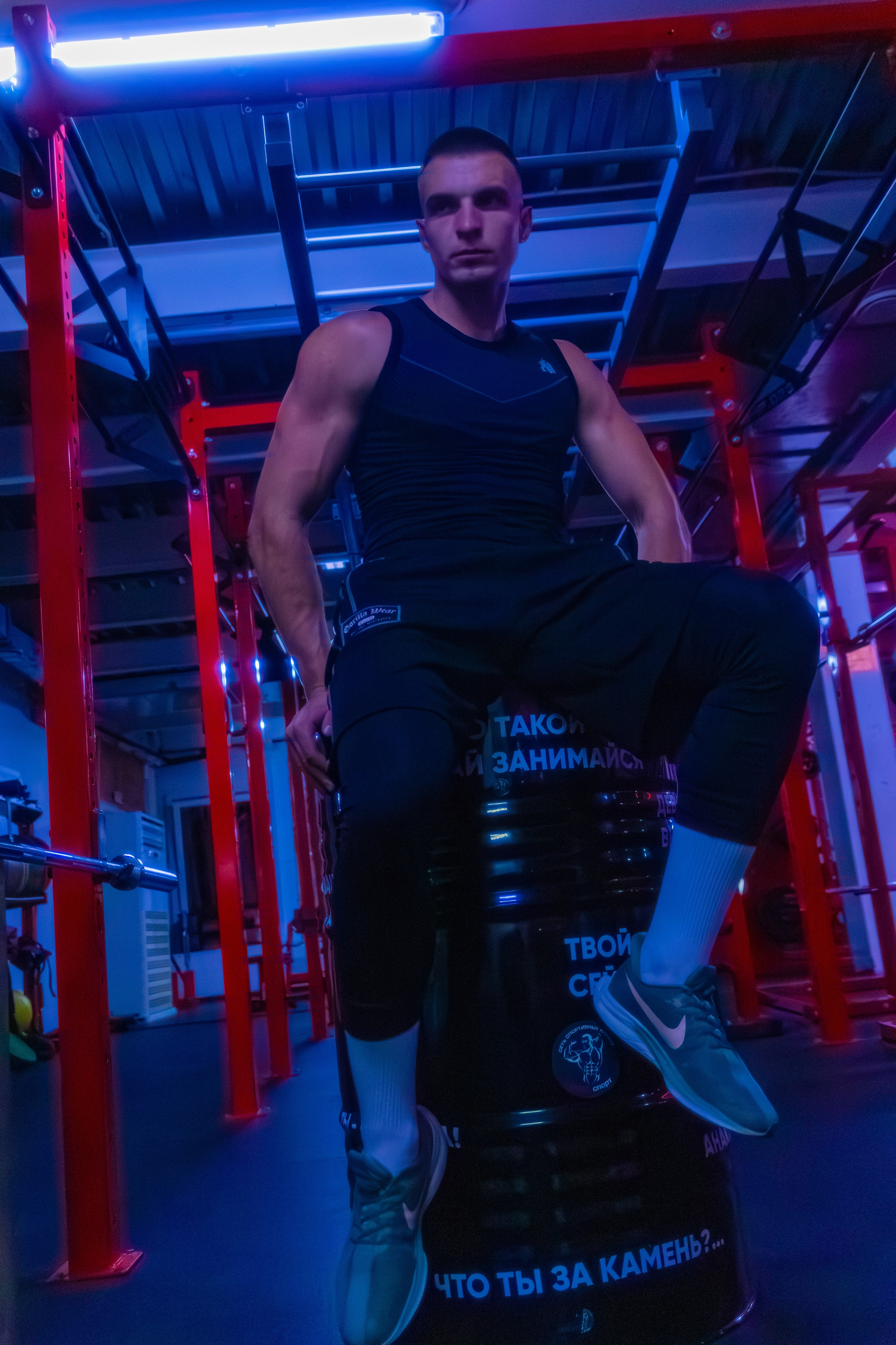 Профессиональная съемка фитнес-эксперта, где цветной