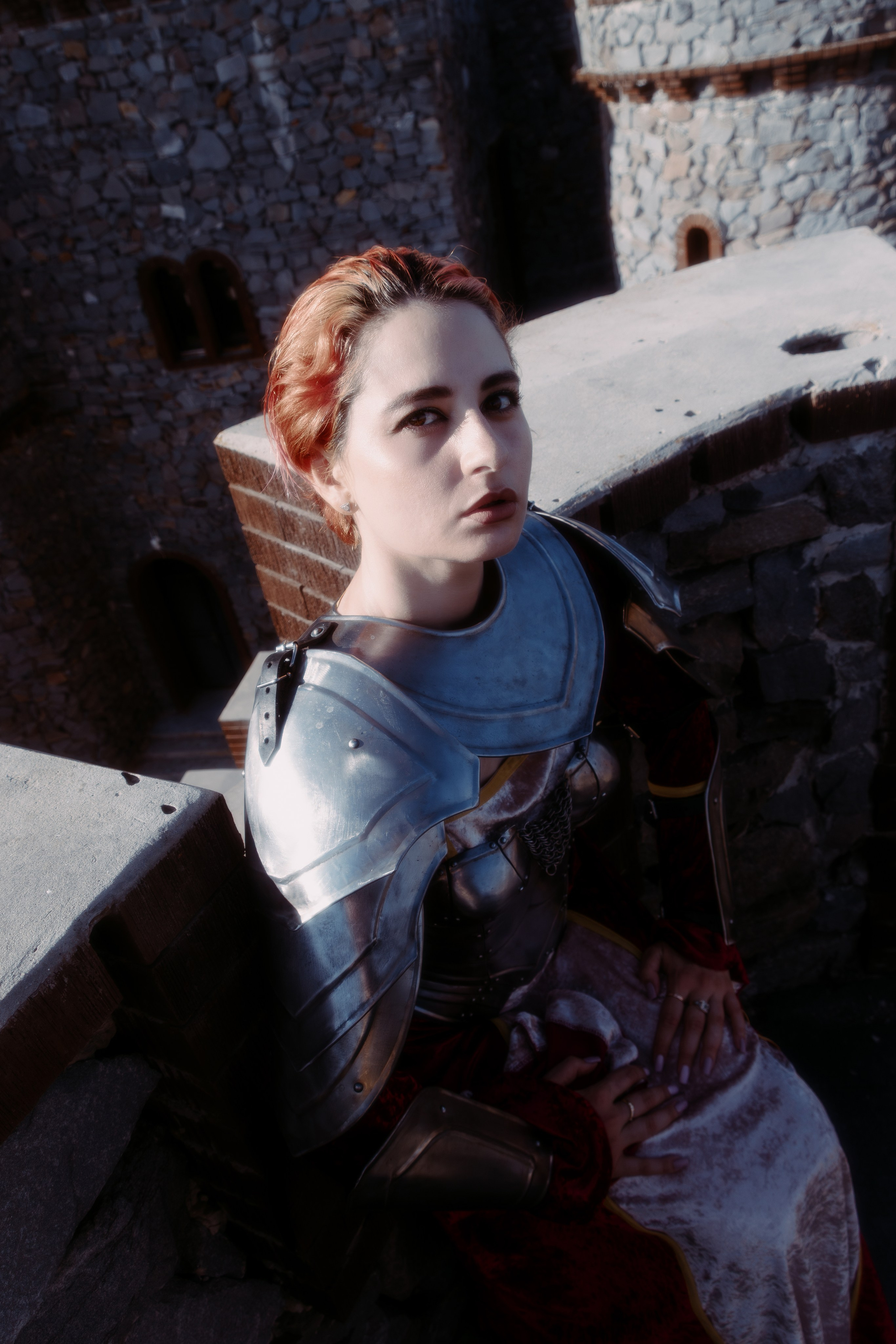 Фэшн поза в средневековых доспехах