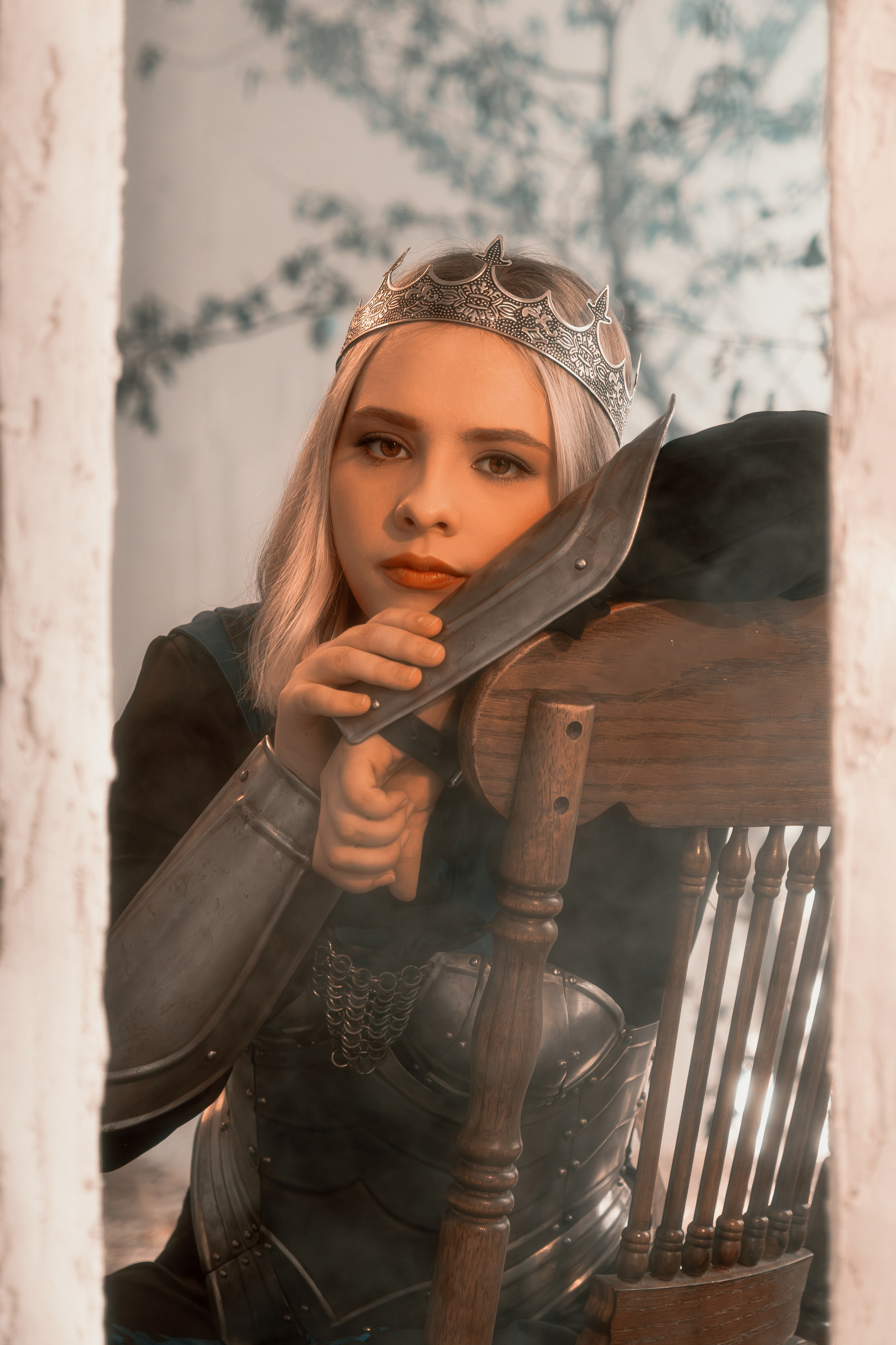 Роскошный кадр амазонки в блестящих рыцарских доспехах, созданный профессионалом. Безупречная техника съемки восхищает.