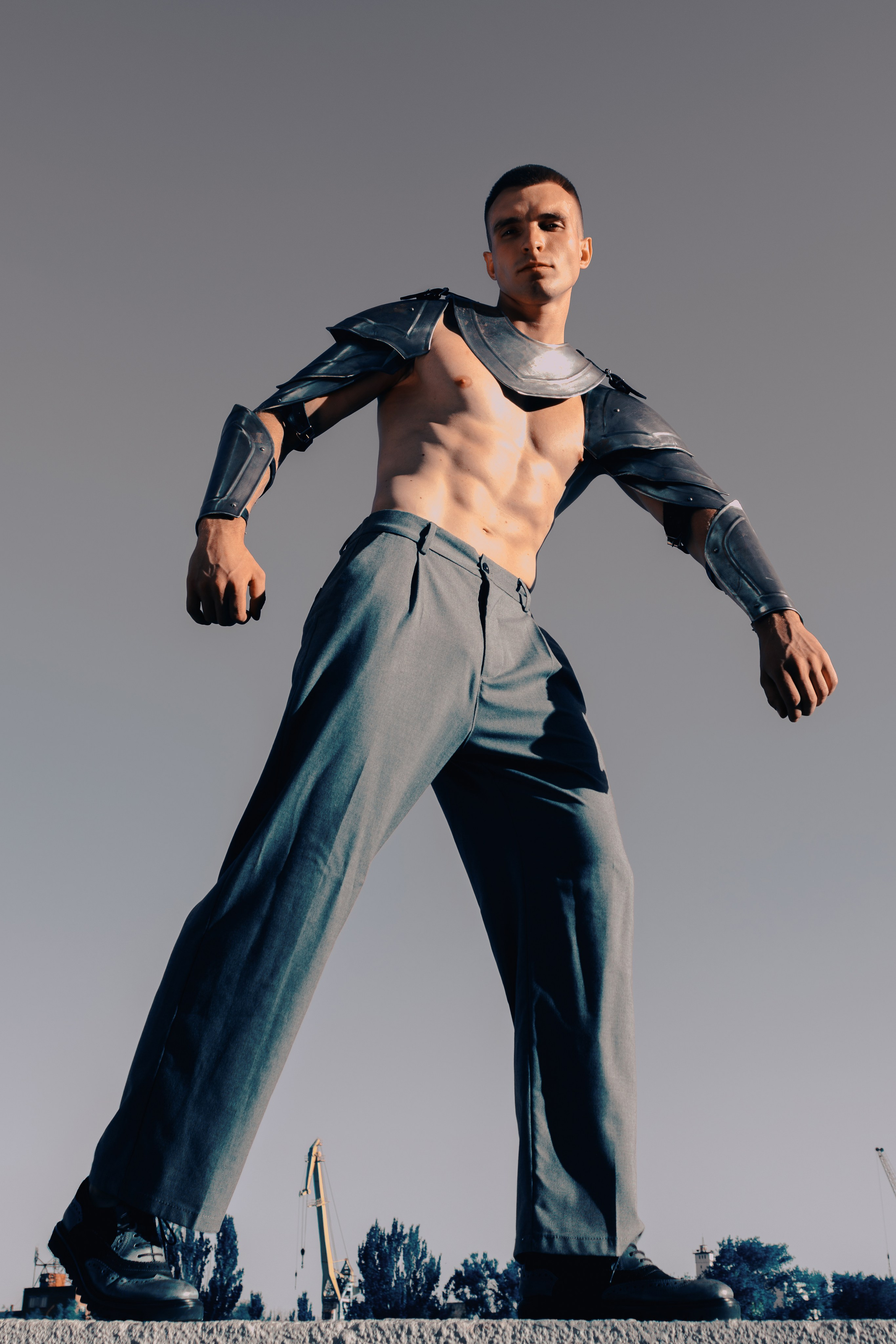 Эстетика мужского спортивного тела в рыцарских доспехах