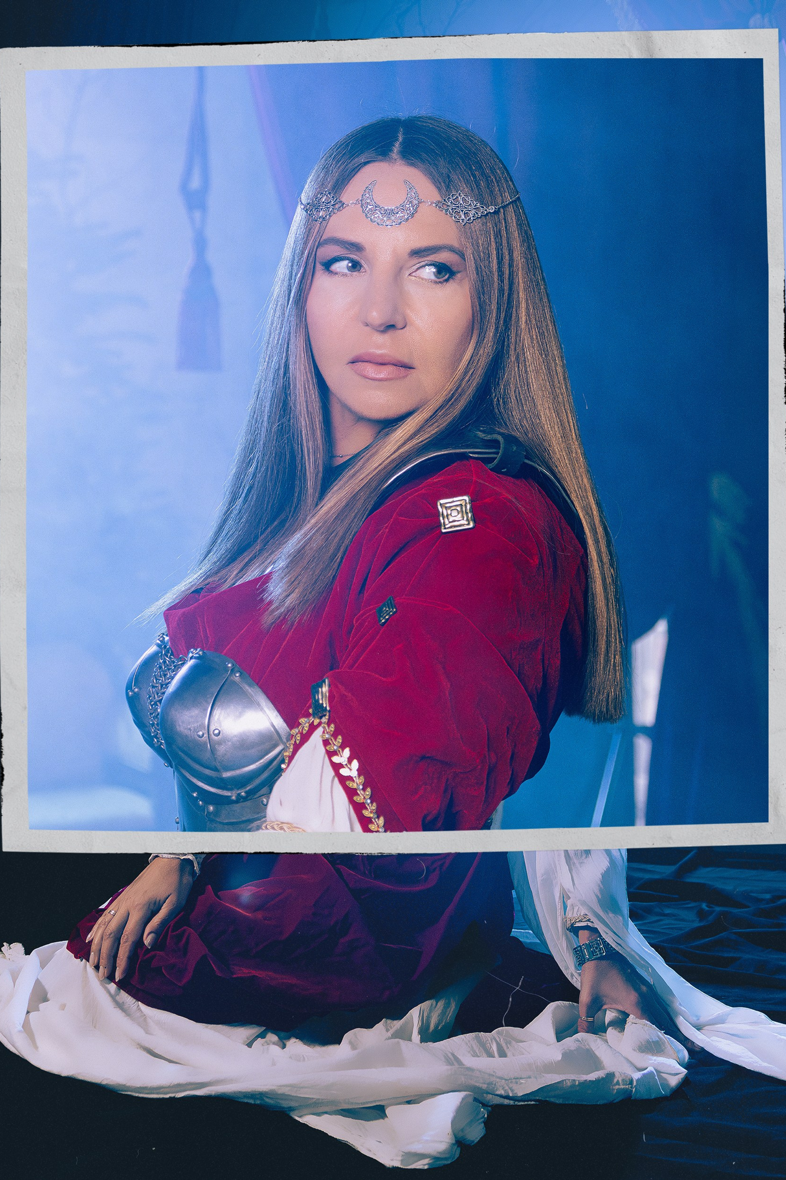 Женская фотосессия в Ростове-на-дону в образе воительницы с доспехами и мечом в поле.