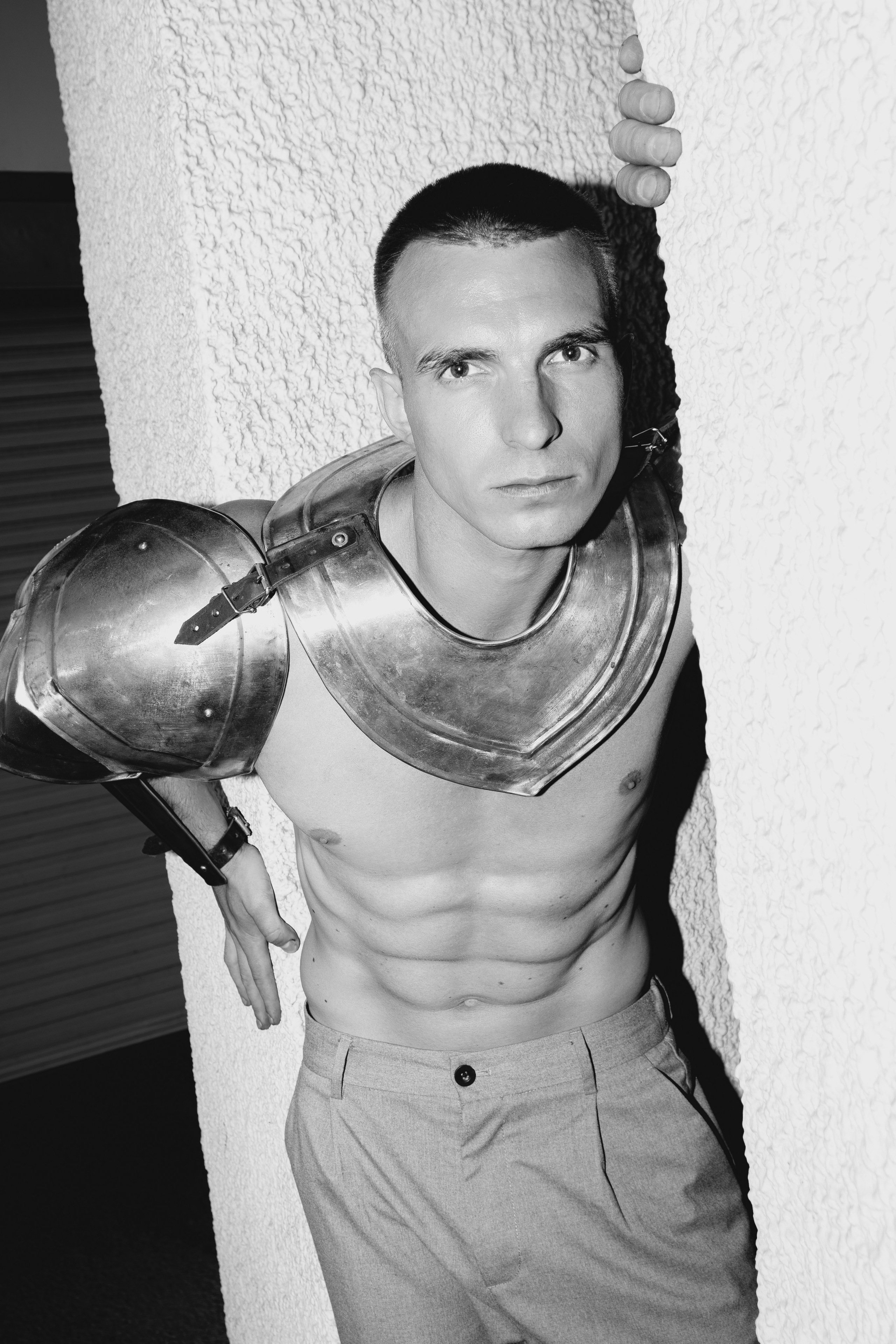 Чёрно белый мужской портрет в рыцарских доспехах