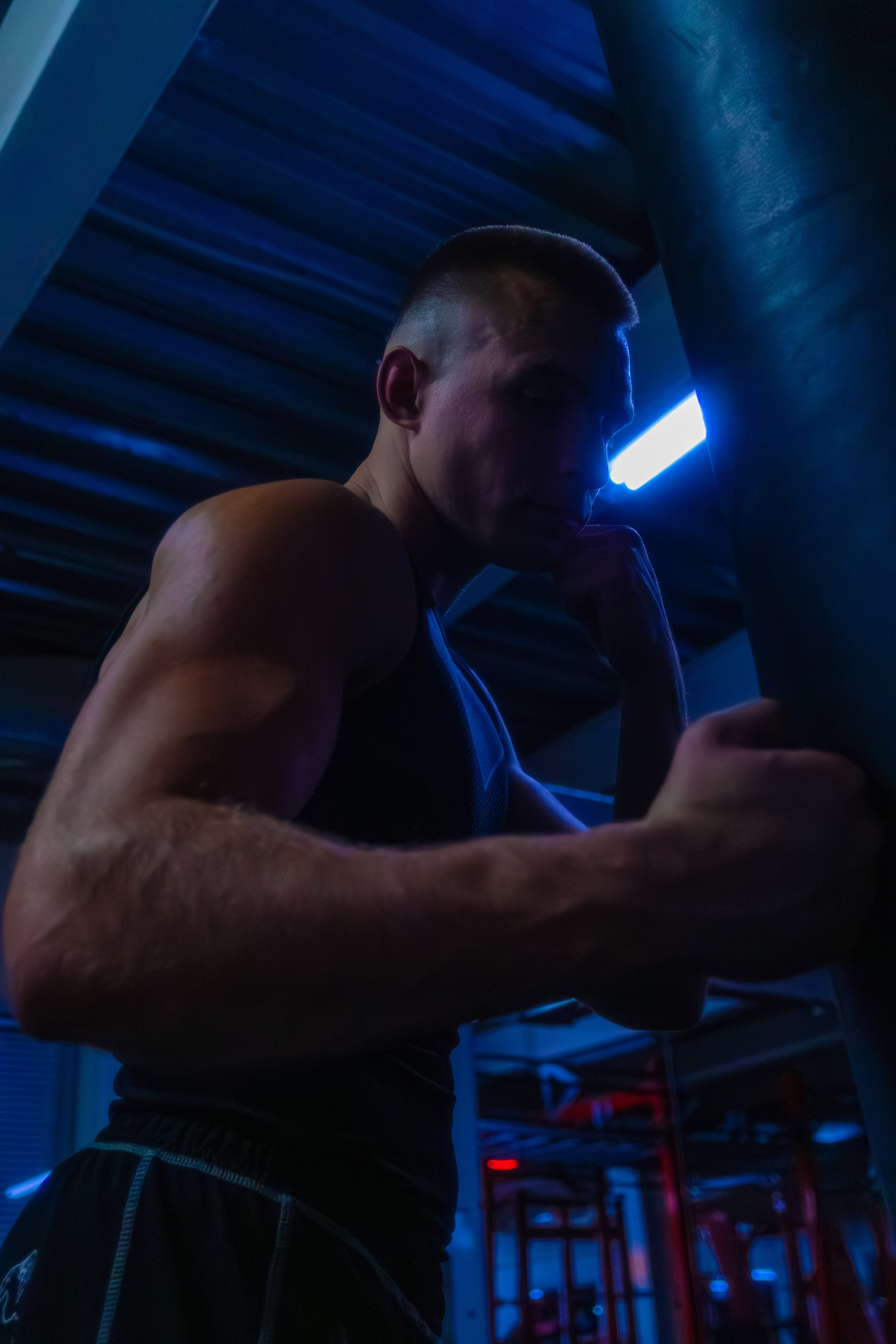 Модный кадр инструктора с идеальным рельефом в стильном освещении.