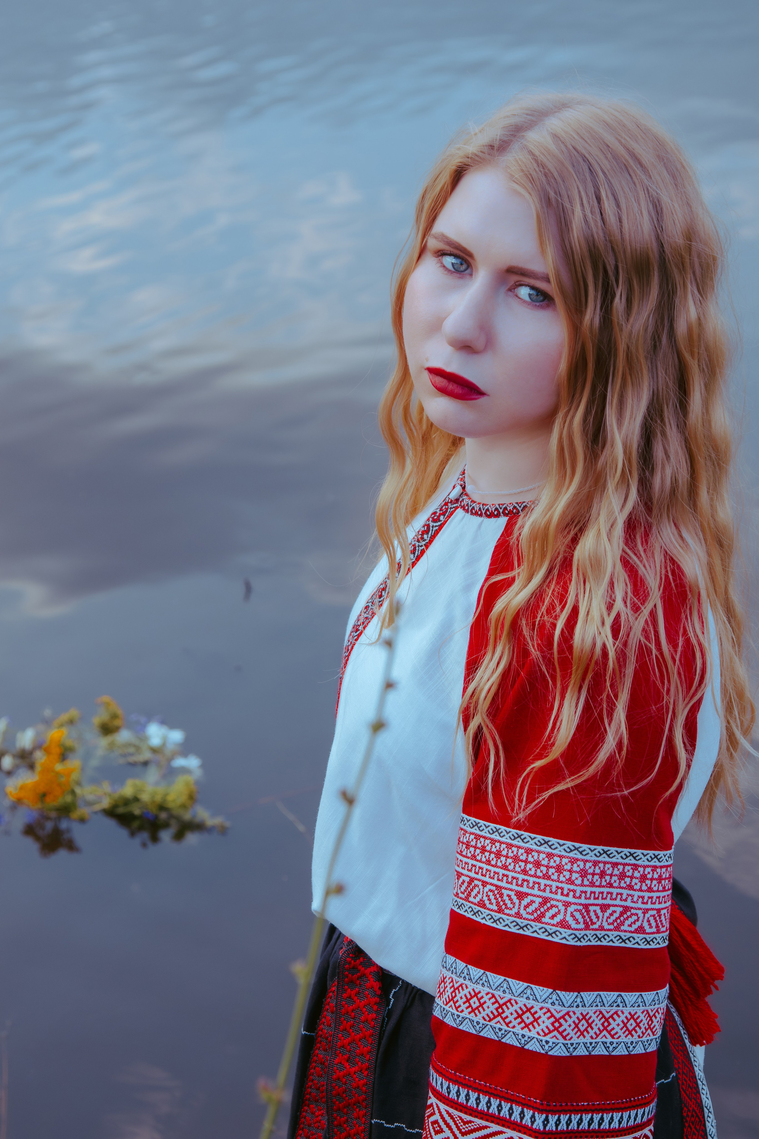 Портрет славянской девушки на фоне воды с уплывающим венком 