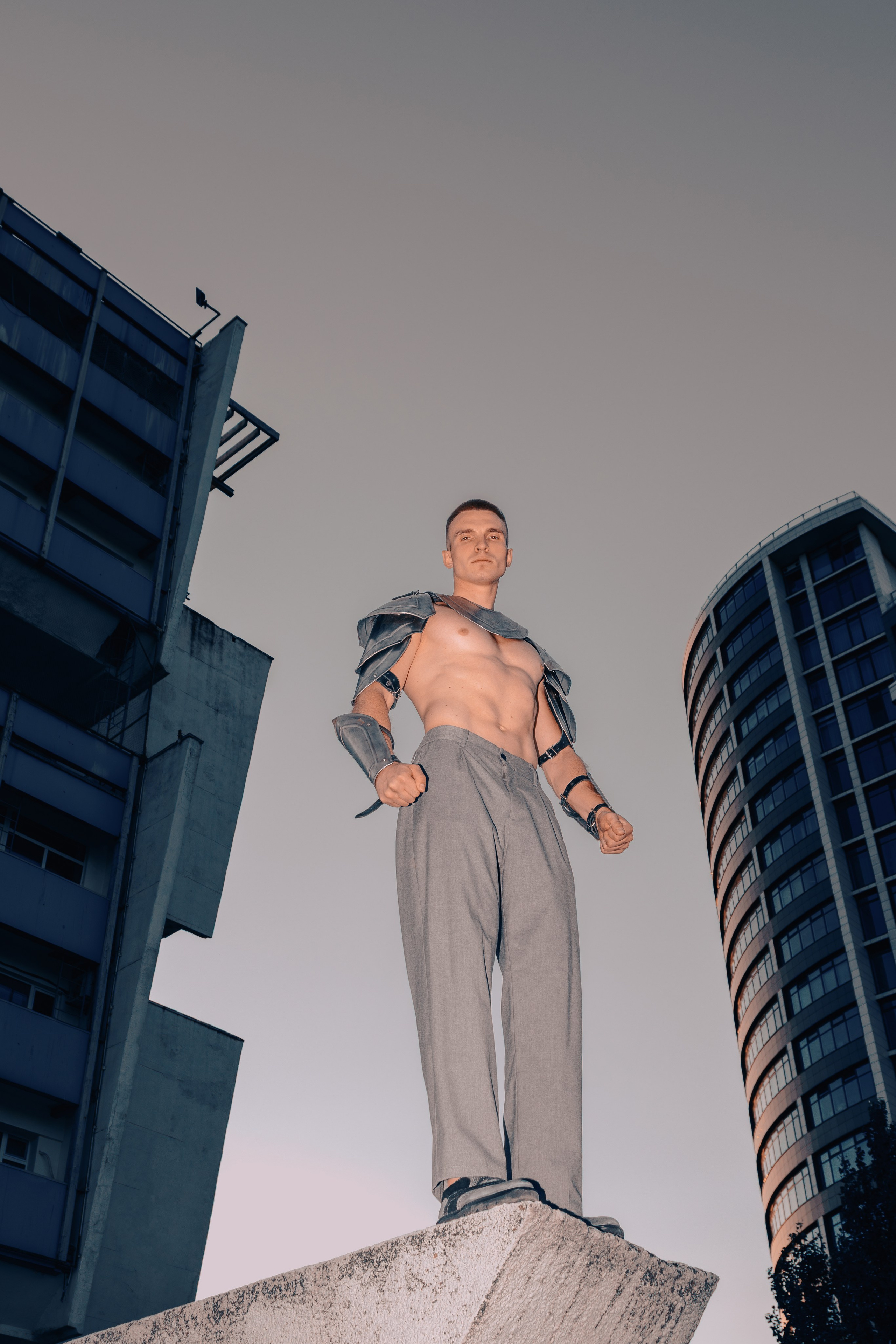 Сергей Сутулов в рыцарских доспехах на фотосессии