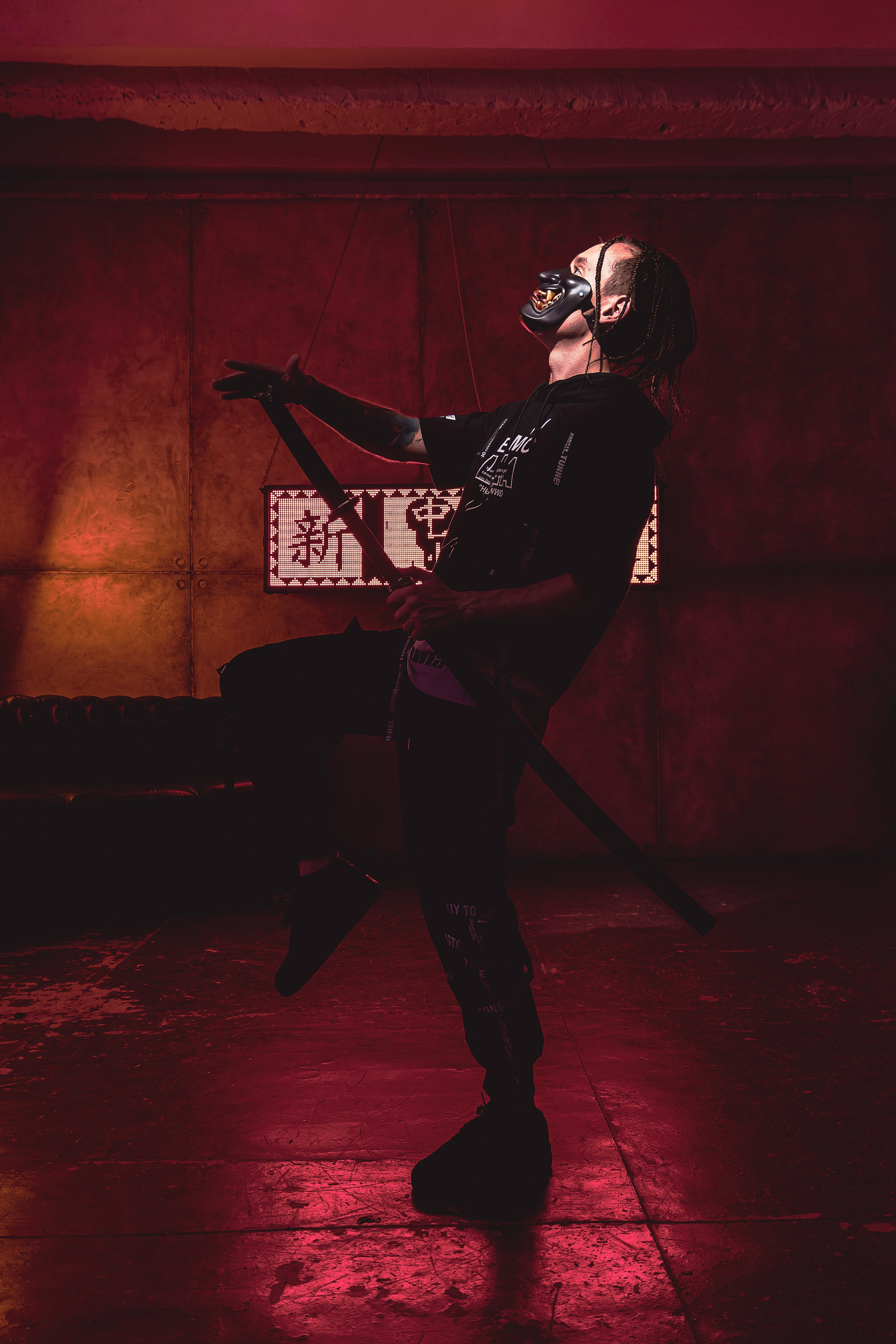 Мужская фотосъёмка в Ростове на Дону. Креативная съёмка с Александром в неоновой студии. Мужской портрет в японском стиле