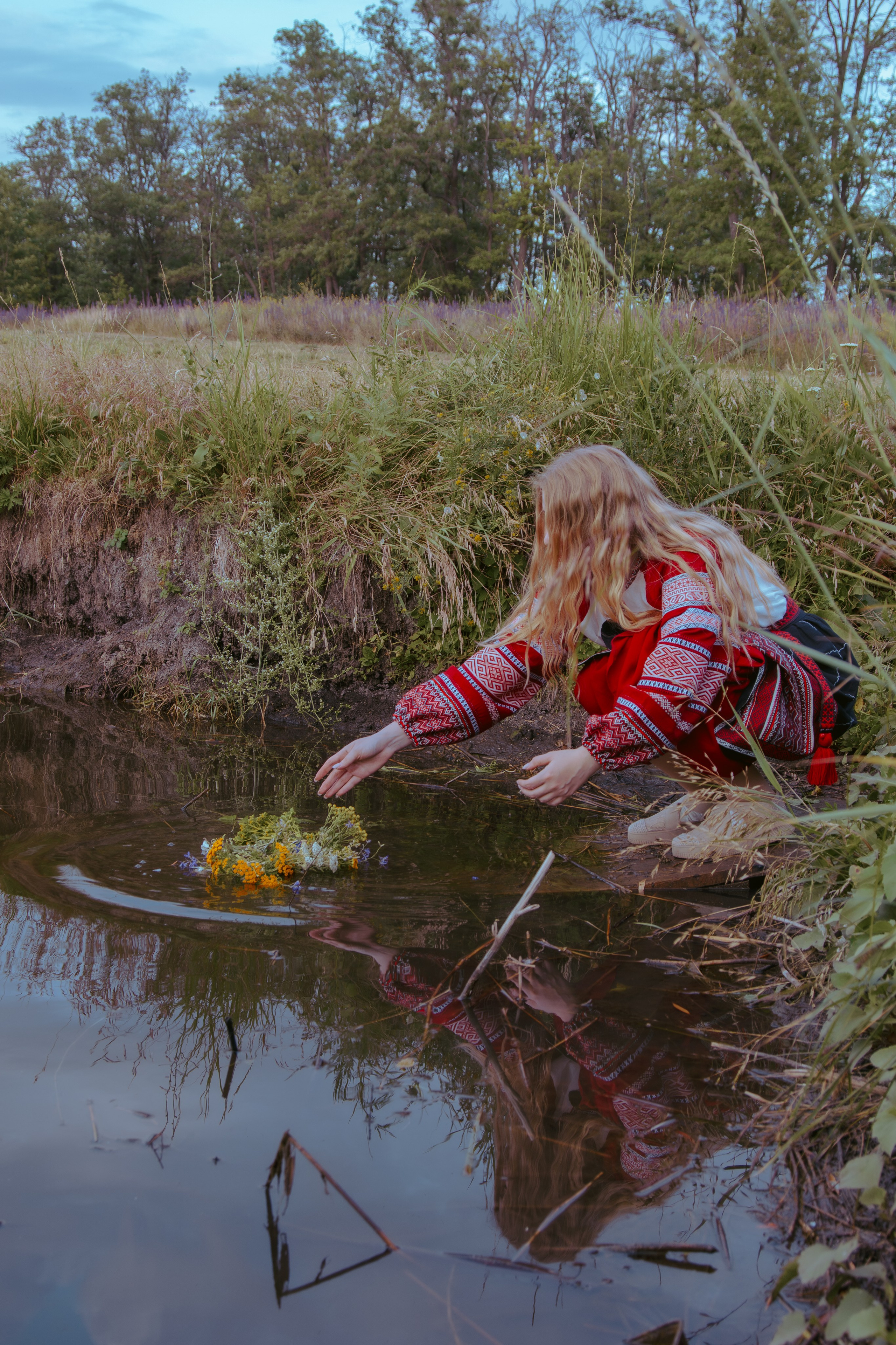Славянская девушка отпускает венок, чтобы найти своего будущего парня. народная традиция