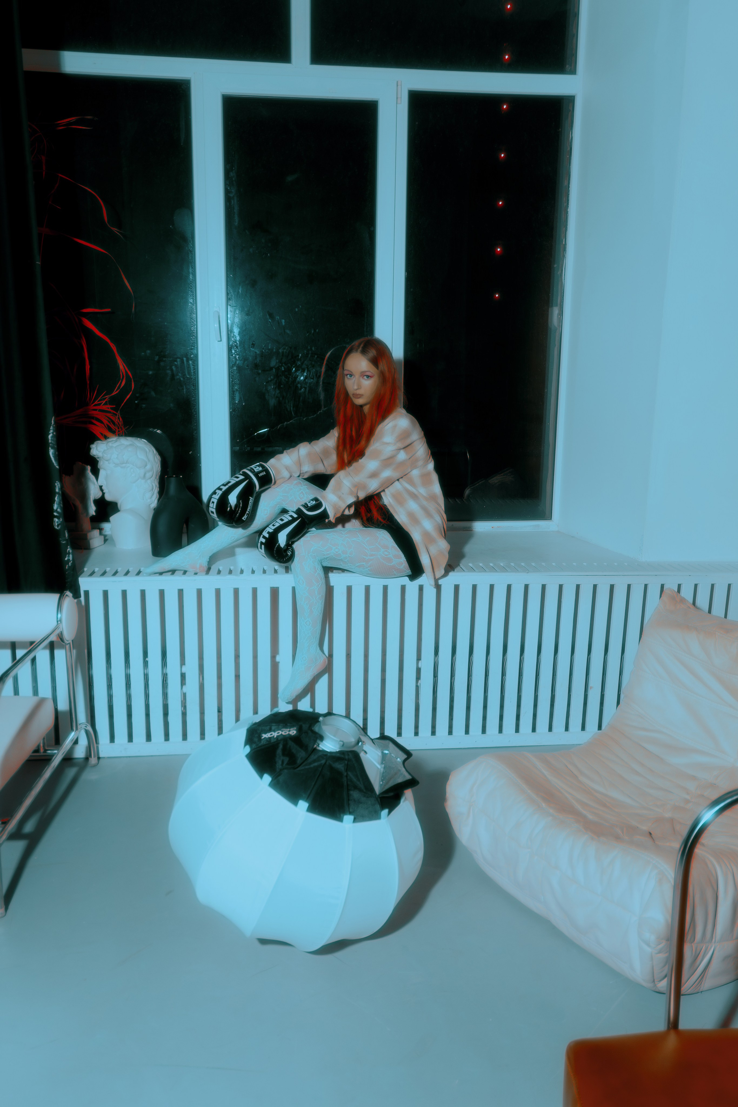 Фэшн фотограф Ростов, фэшн фотосессия с Алёной в студии в Ростове-на-Дону, женский фэшн фотограф LaKazaretto, креативная женская фотосессия, эстетичные фото девушки 