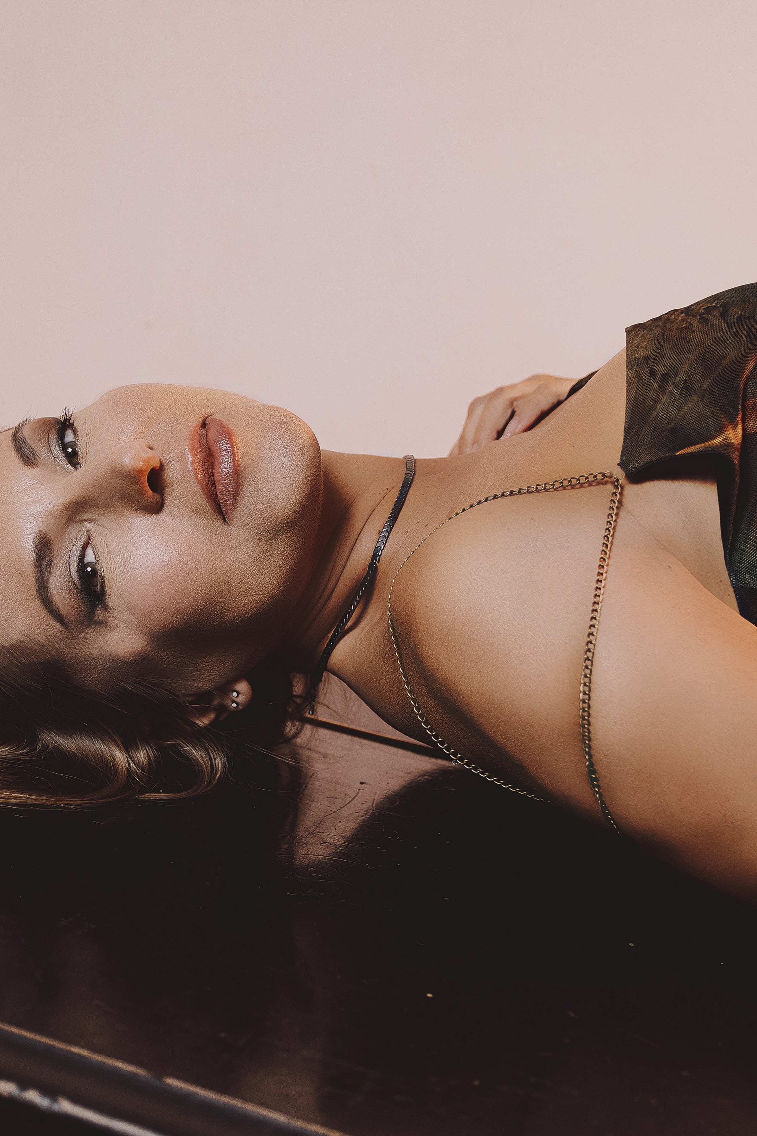 Женская фотосессия в платье в красивой локации в Ростове-на-Дону. Съёмка НЮ в Ростове-на-Дону.