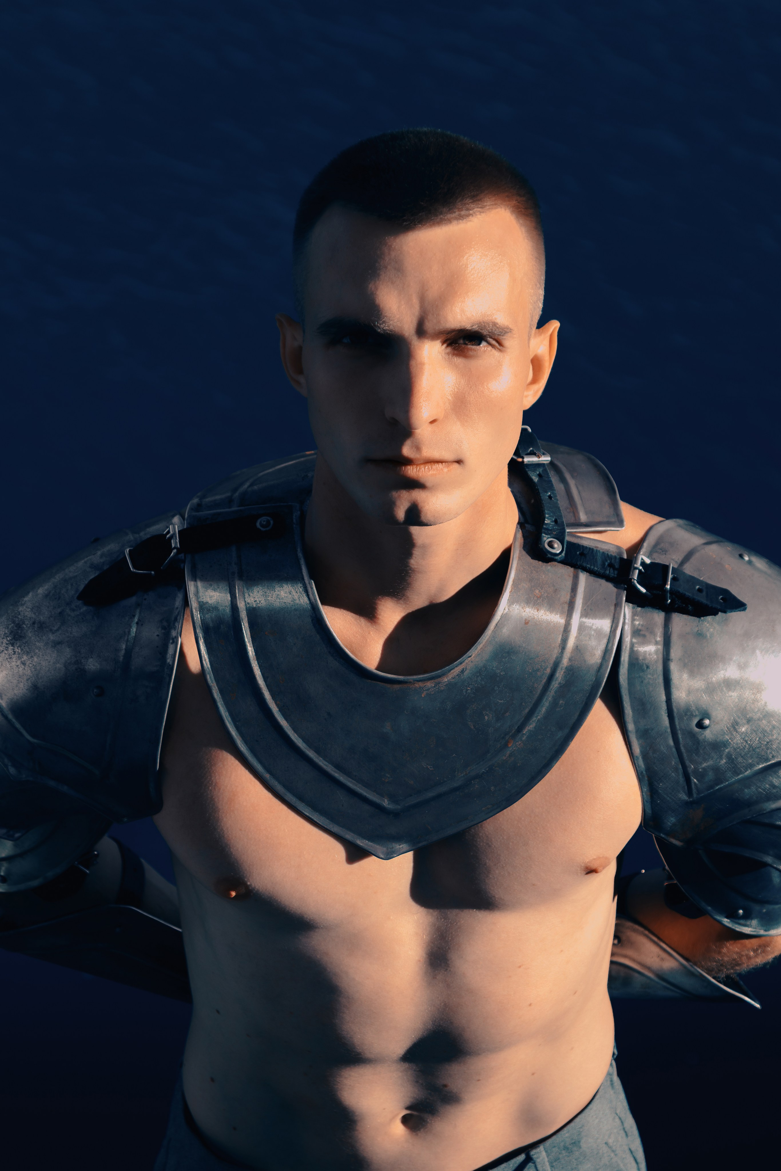 Портрет Сергея с серьёзным лицом