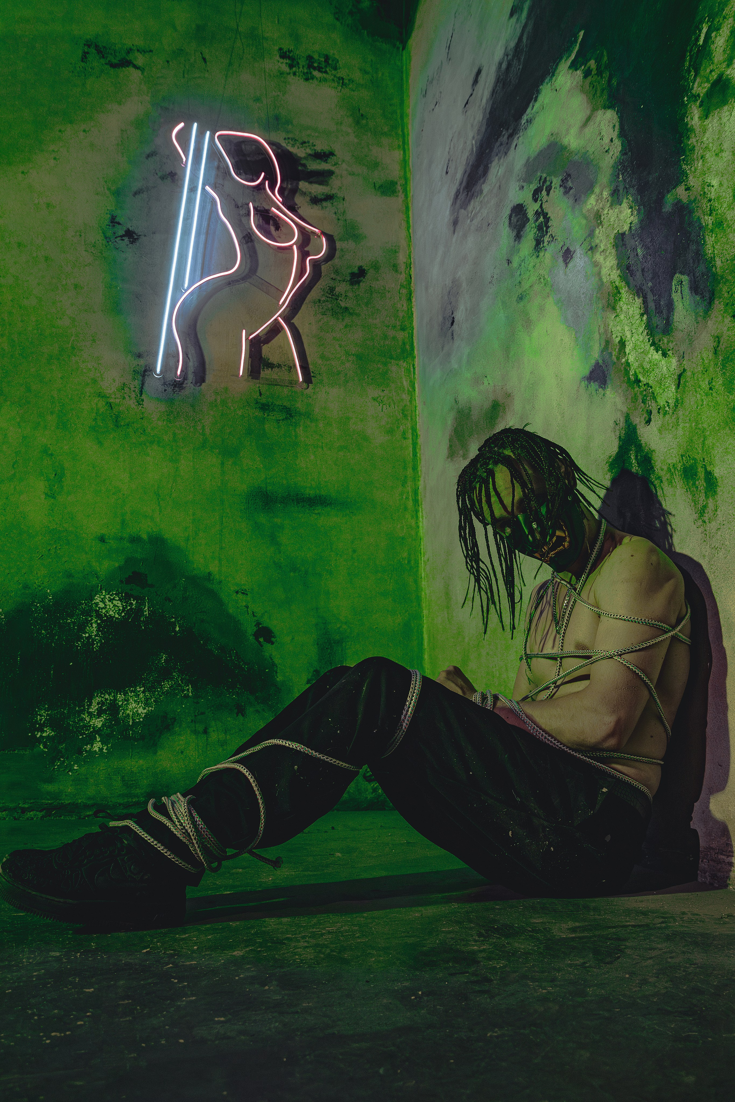 Мужская фотосъёмка в Ростове на Дону. Креативная съёмка с Александром в неоновой студии. Мужской портрет в японском стиле